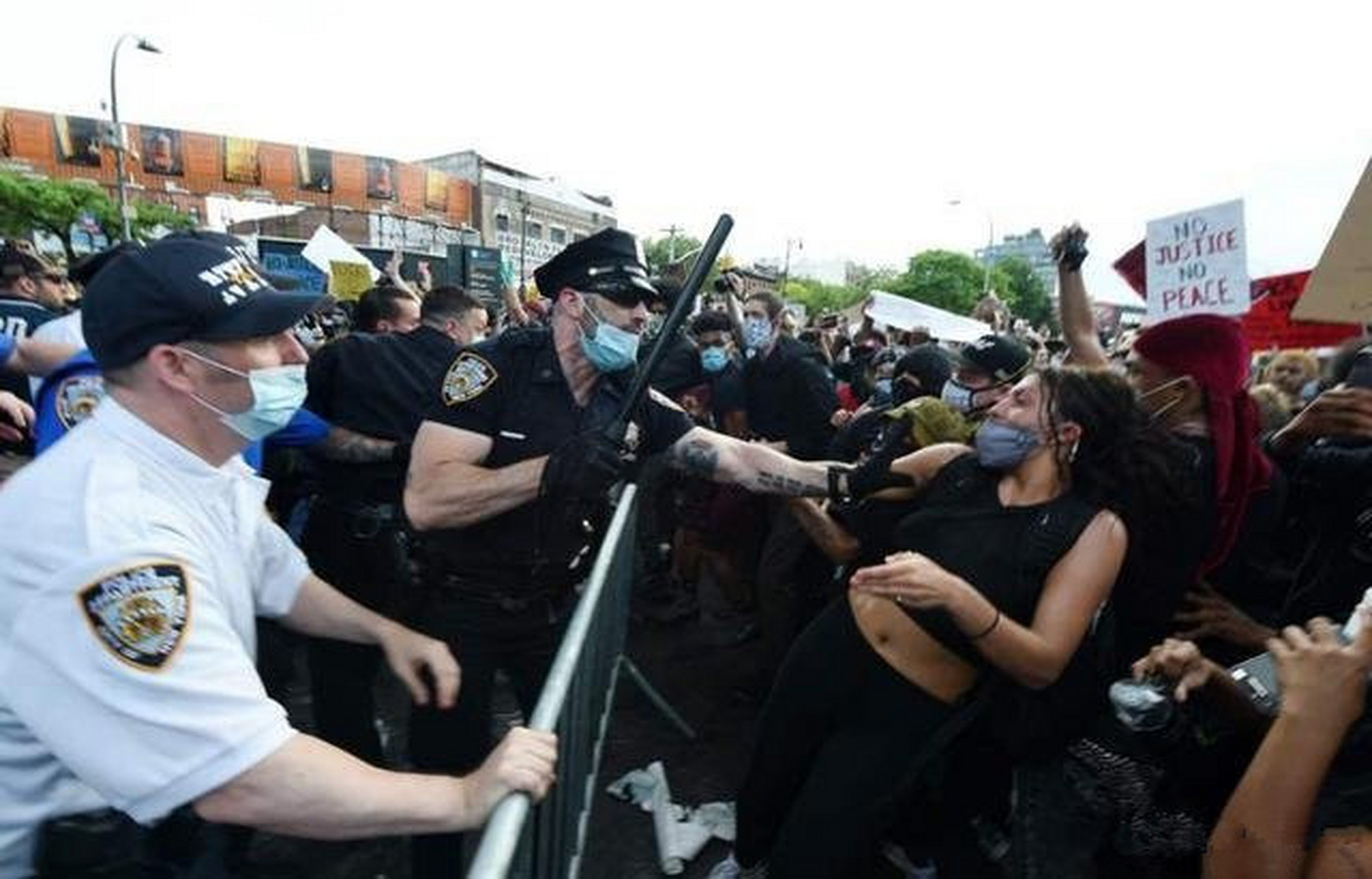 美国白人警察暴力执法致黑人死亡事件持续发酵,白宫门前爆发大规模