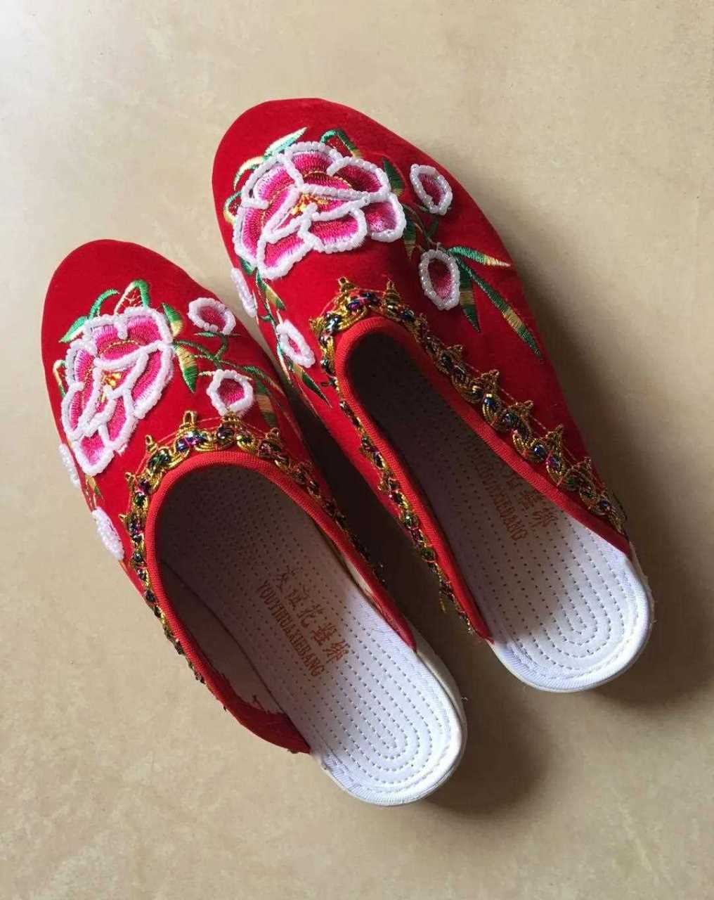 呈贡的亲戚送了一双自己绣的红色绣花鞋给母亲,原来一直觉得这种