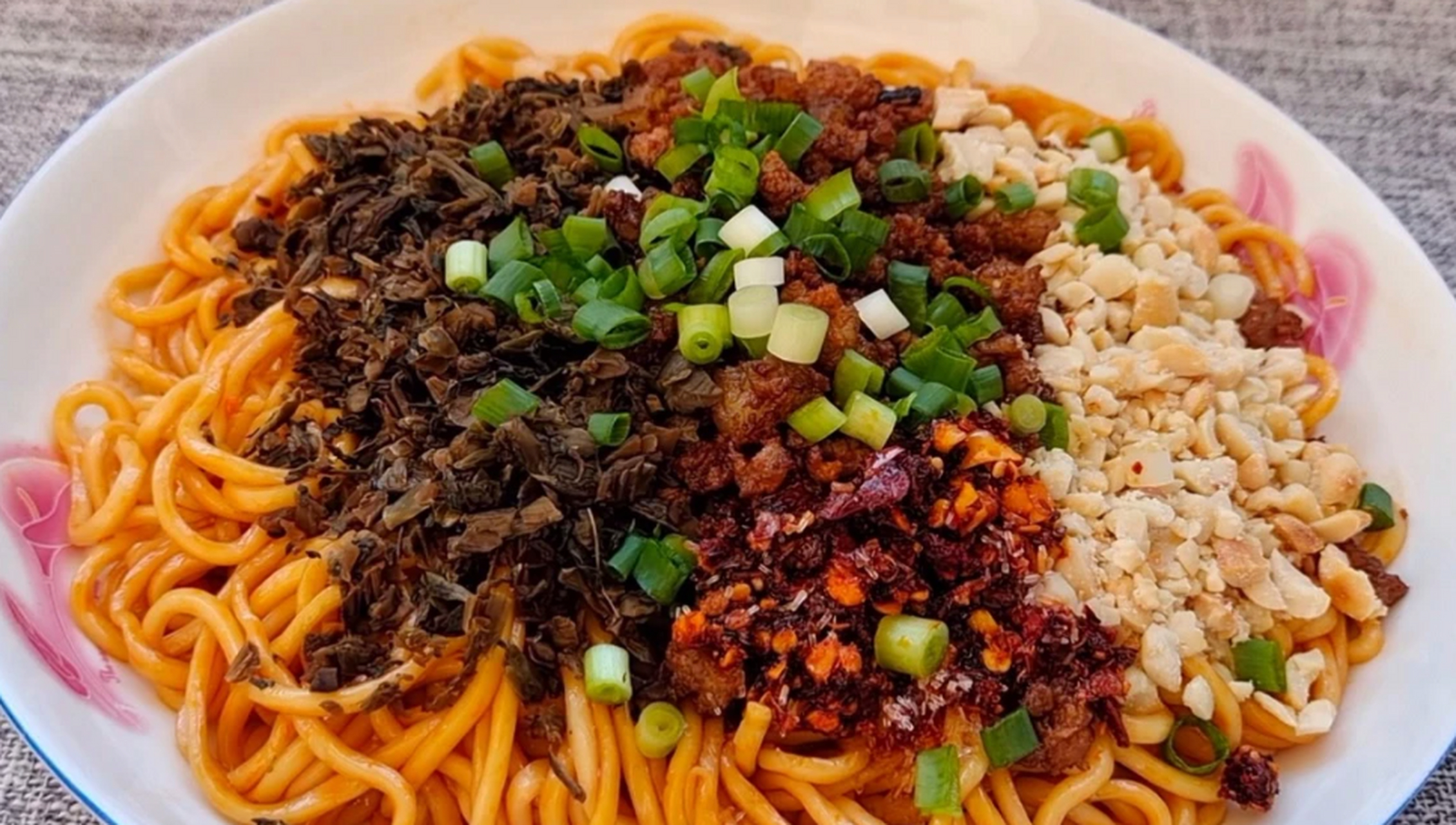 宜宾燃面是四川的一道经典美食,有着悠久的历史传承.