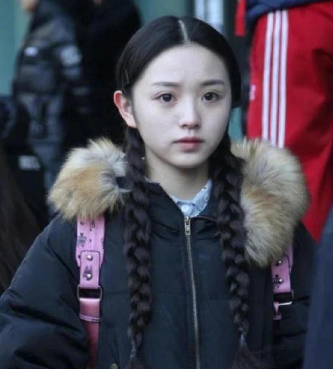 田曦薇艺考的清纯素颜照,五官确实很精致,不过和现在感觉有点不太像了