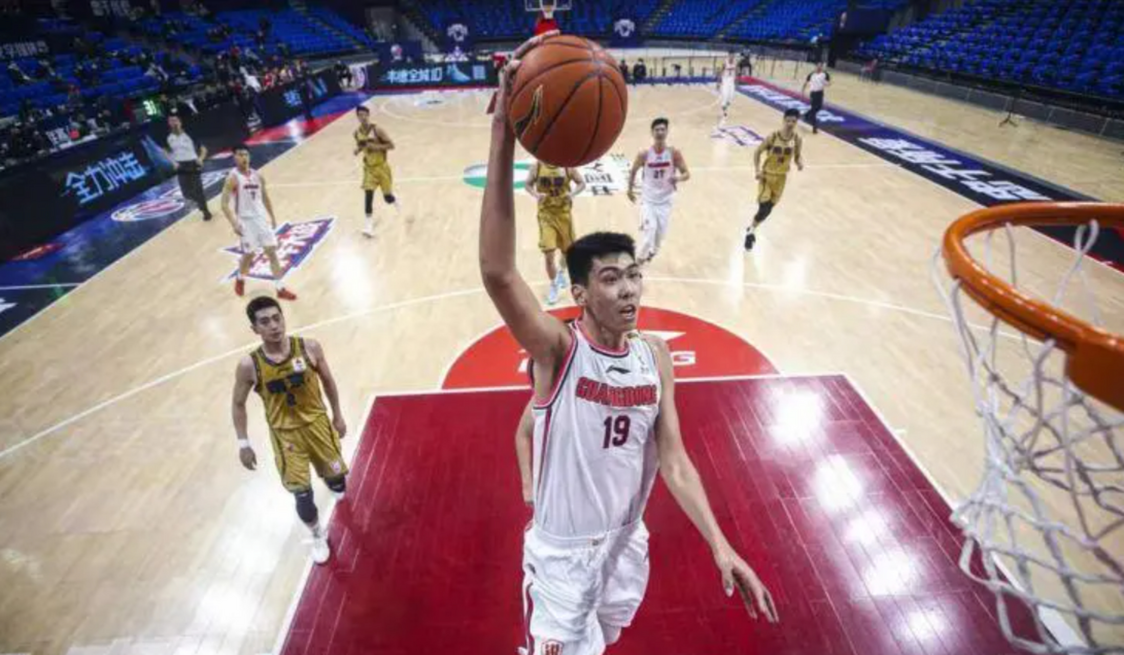 他的体重相比之前已经重了五公斤,距离徐昕正式进入cba联赛打球越来越