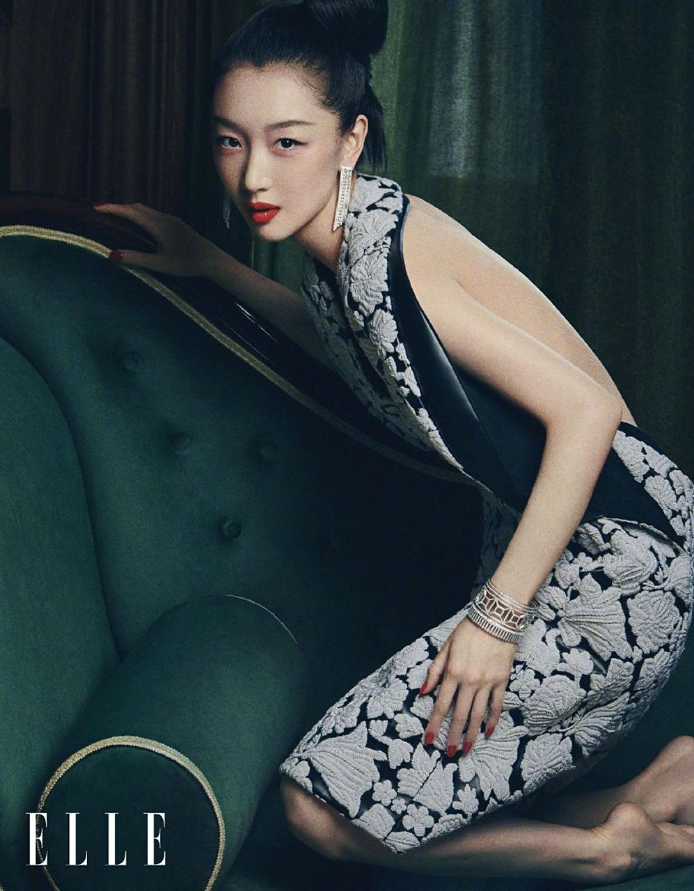 周冬雨最新大片曝光,化身复古名伶游走在老上海街巷,一起来感受她的