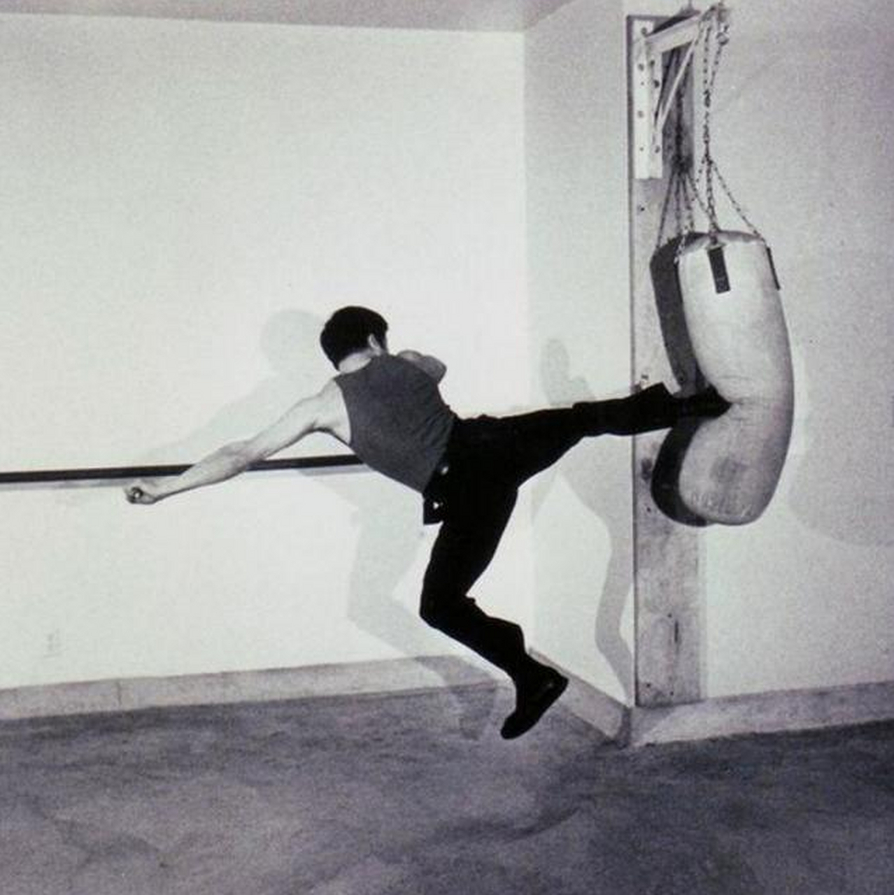 李小龙练功训练老照片:疯狂电击肌肉群,背部练出"肌肉圣诞树" 为了