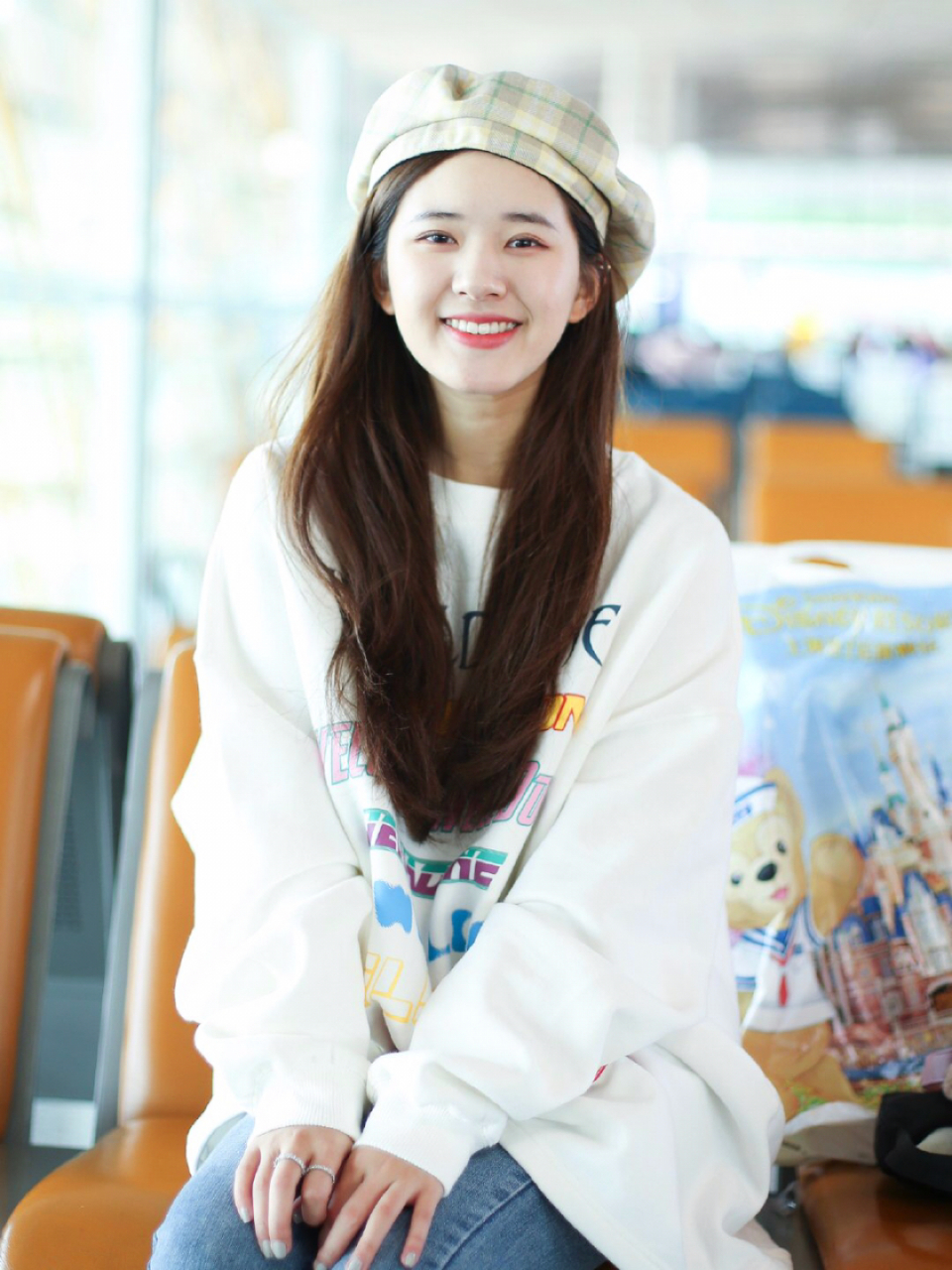 保暖可爱的初秋穿搭 赵露思机场私服 宽大字母图案卫衣搭配紧身牛仔裤