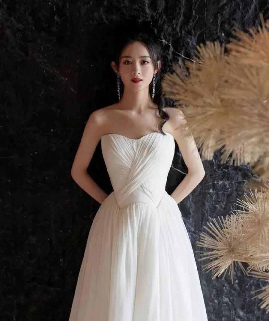 赵丽颖白色抹胸长裙,甜美温柔,宛如公主