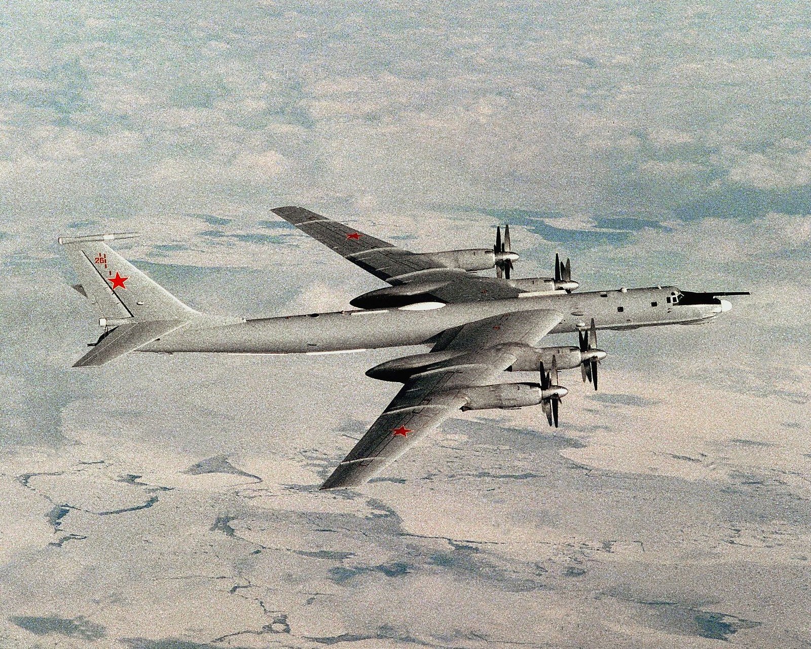 tu-95lal,一架改装的装有核反应堆的轰炸机.