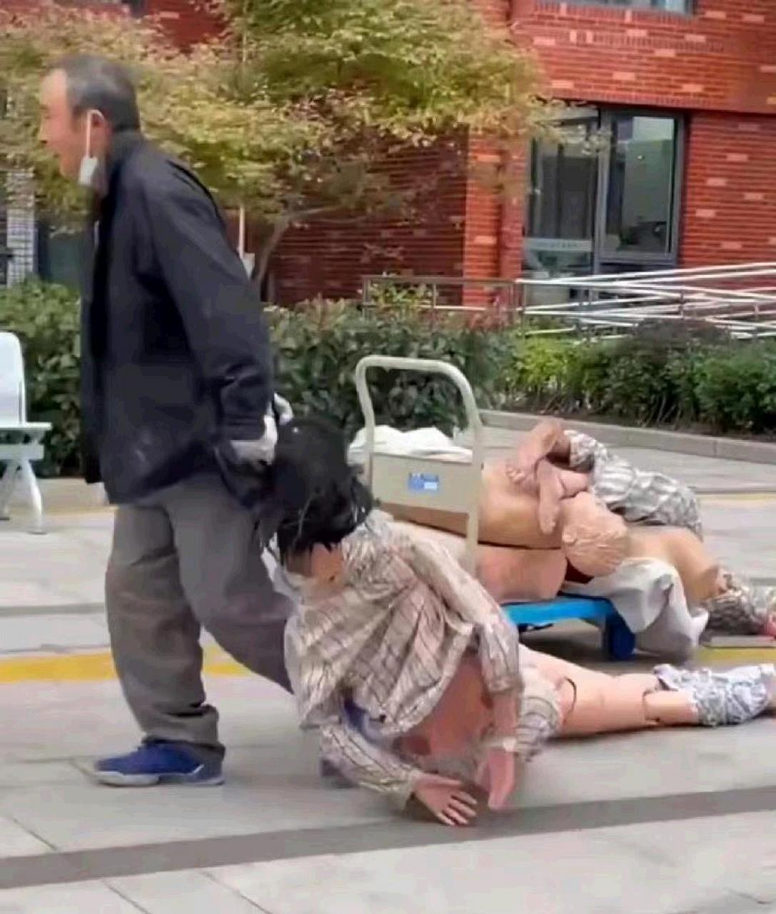 谁的女朋友被大叔拖走了?