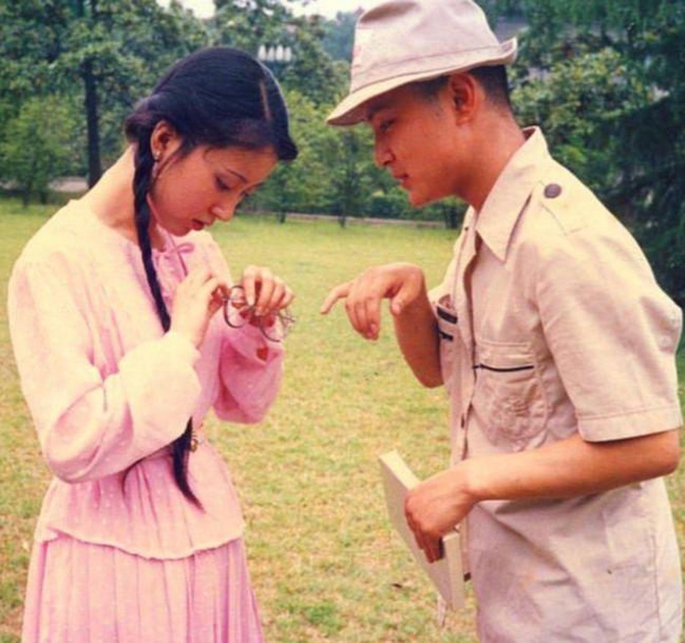 1984年,陈晓旭和欧阳奋强合影,两人在红楼梦中扮演的角色都很成功.