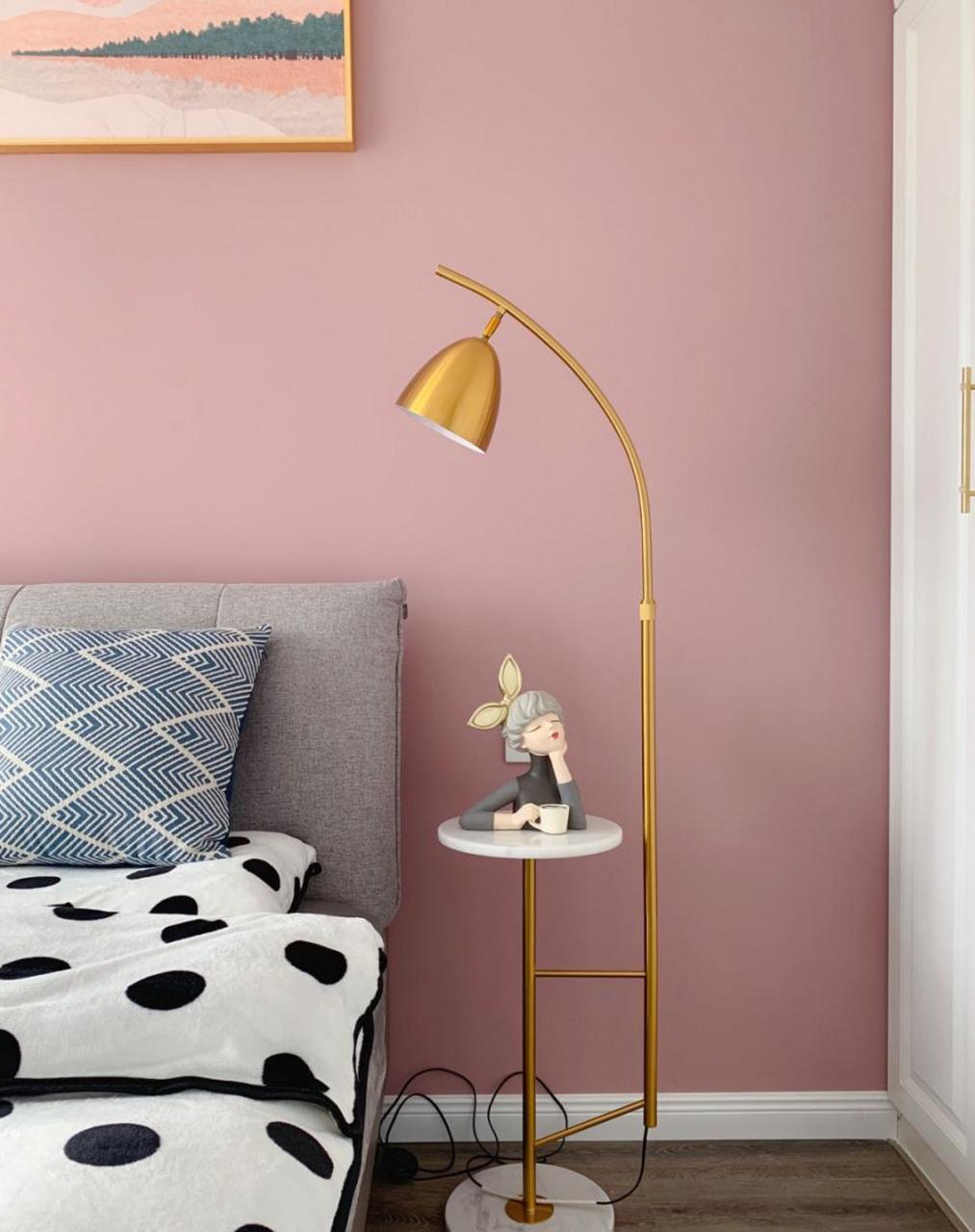 新房主卧床头背景墙刷了粉红色的乳胶漆,有点类似少女心的感觉,特别