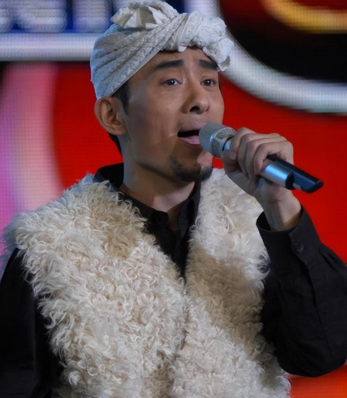 2004年10月,第一届《星光大道》开播,有一位皮肤黝