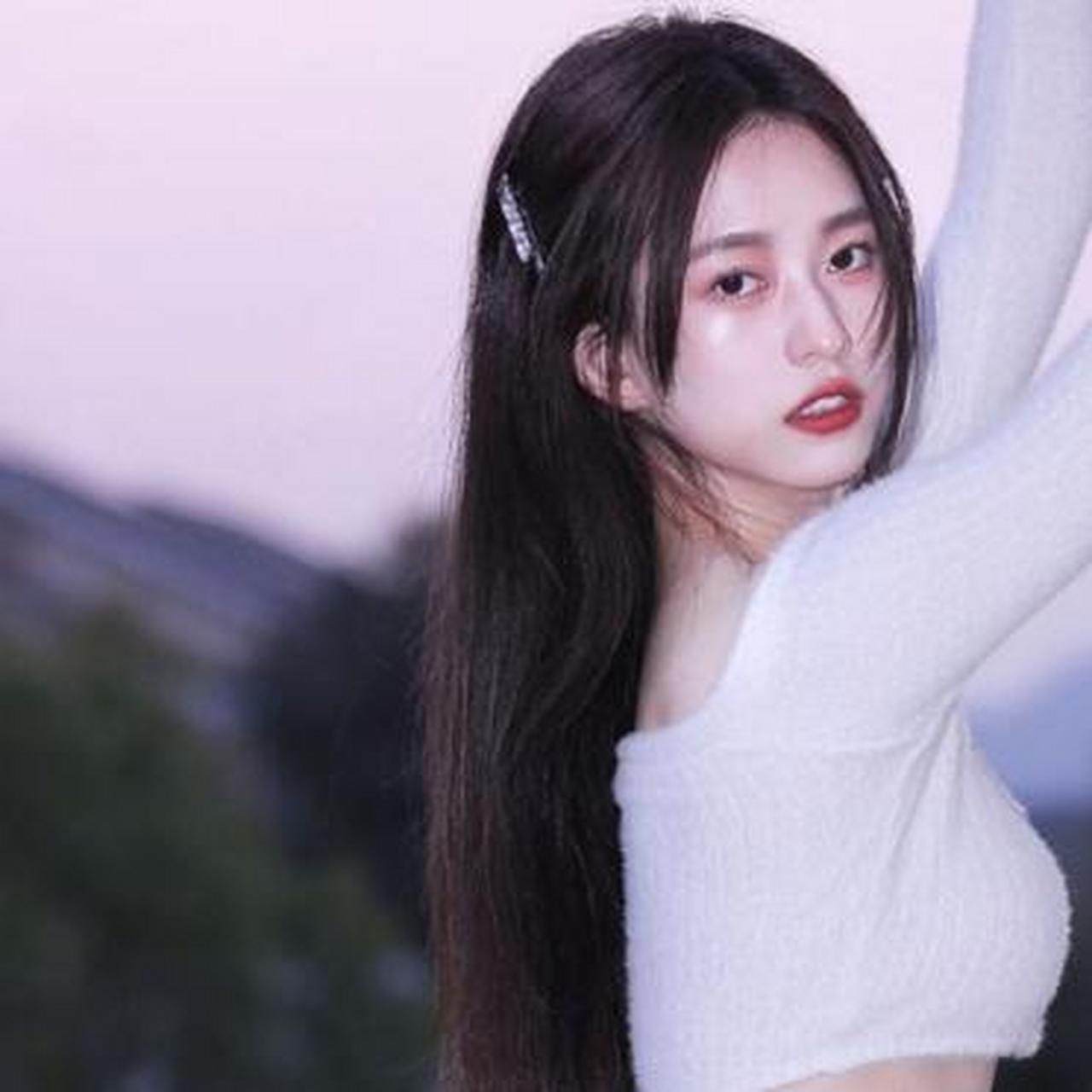 时尚博主"张丹三"晒私服照,穿白色露脐开衫真的好绝,炫腹秀出小蛮腰