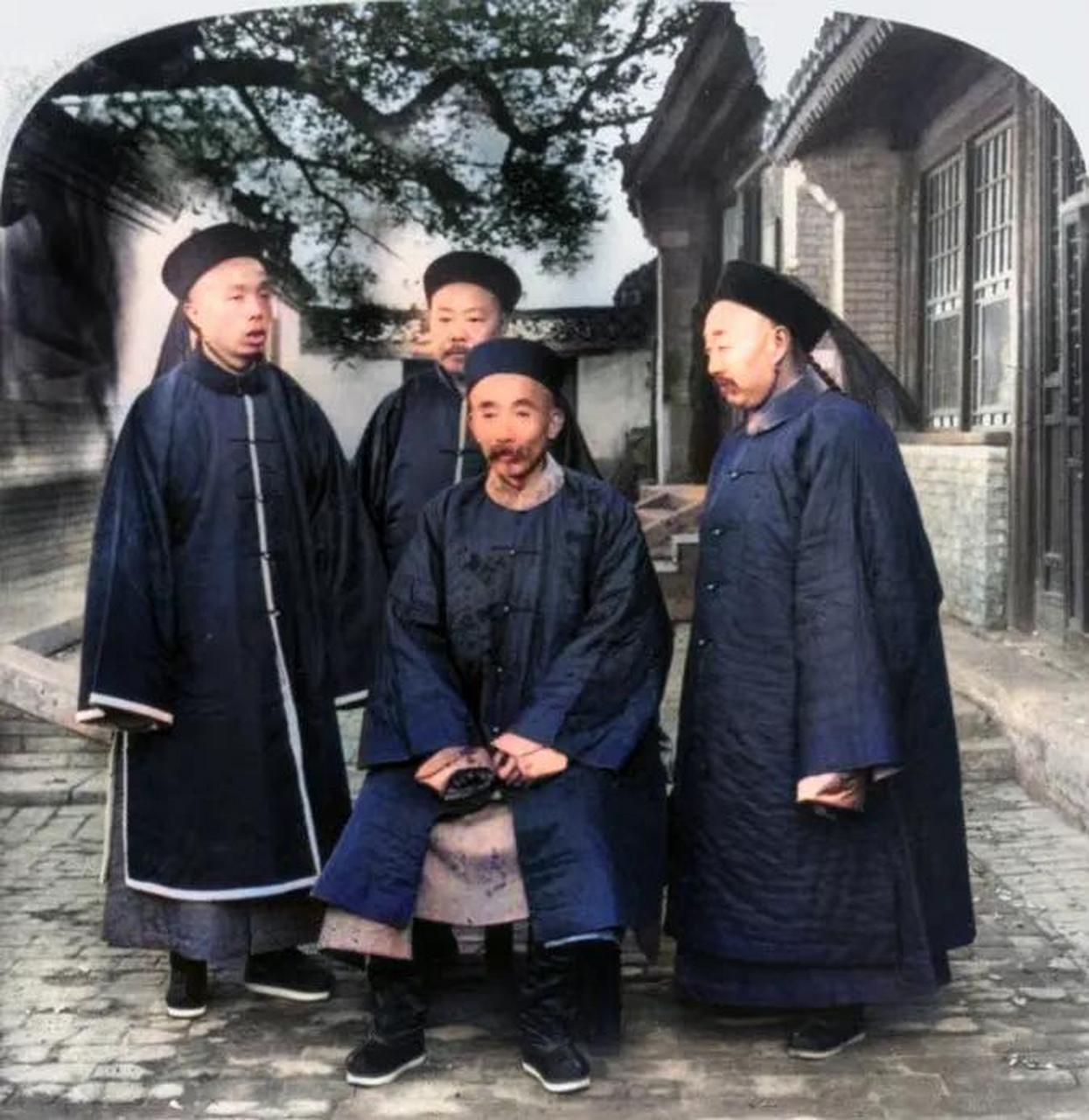 1890年,端郡王载漪和他的幕僚们进行了拍摄.