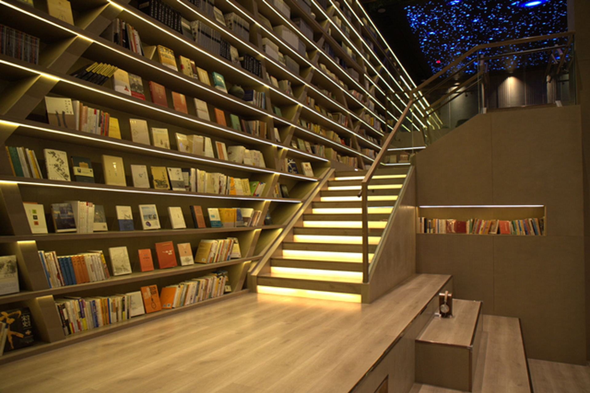 昆明身边事# 昆明市图书馆"城市书房"免费开放 营业时间9时至24时