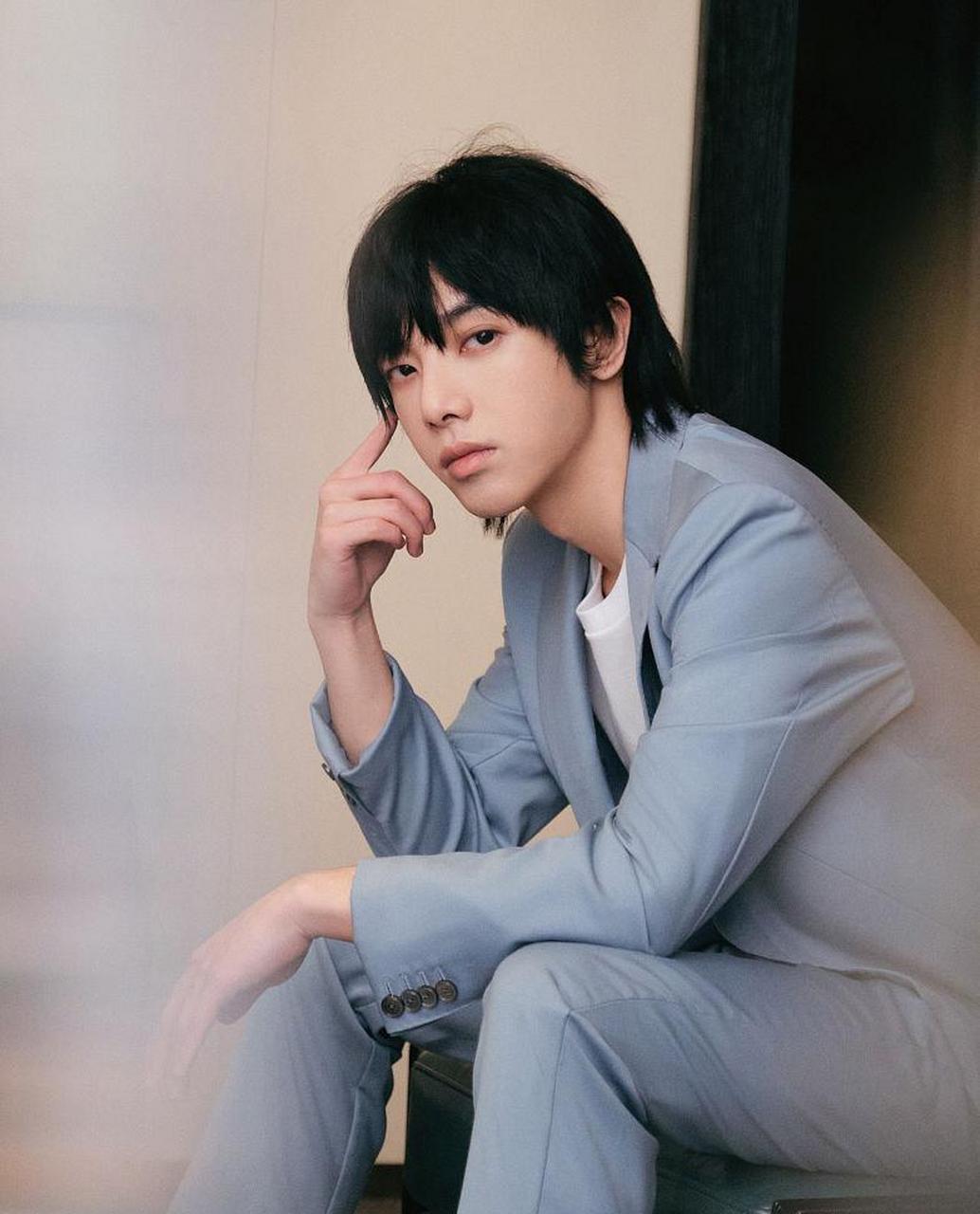 华晨宇雾蓝西装清爽有型 鲻鱼头发型有型吸睛