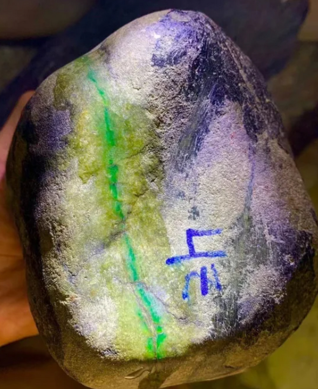 翡翠原石# 莫湾基手镯色料 一条色带贯穿 压灯冰阳绿 色必进 重量压