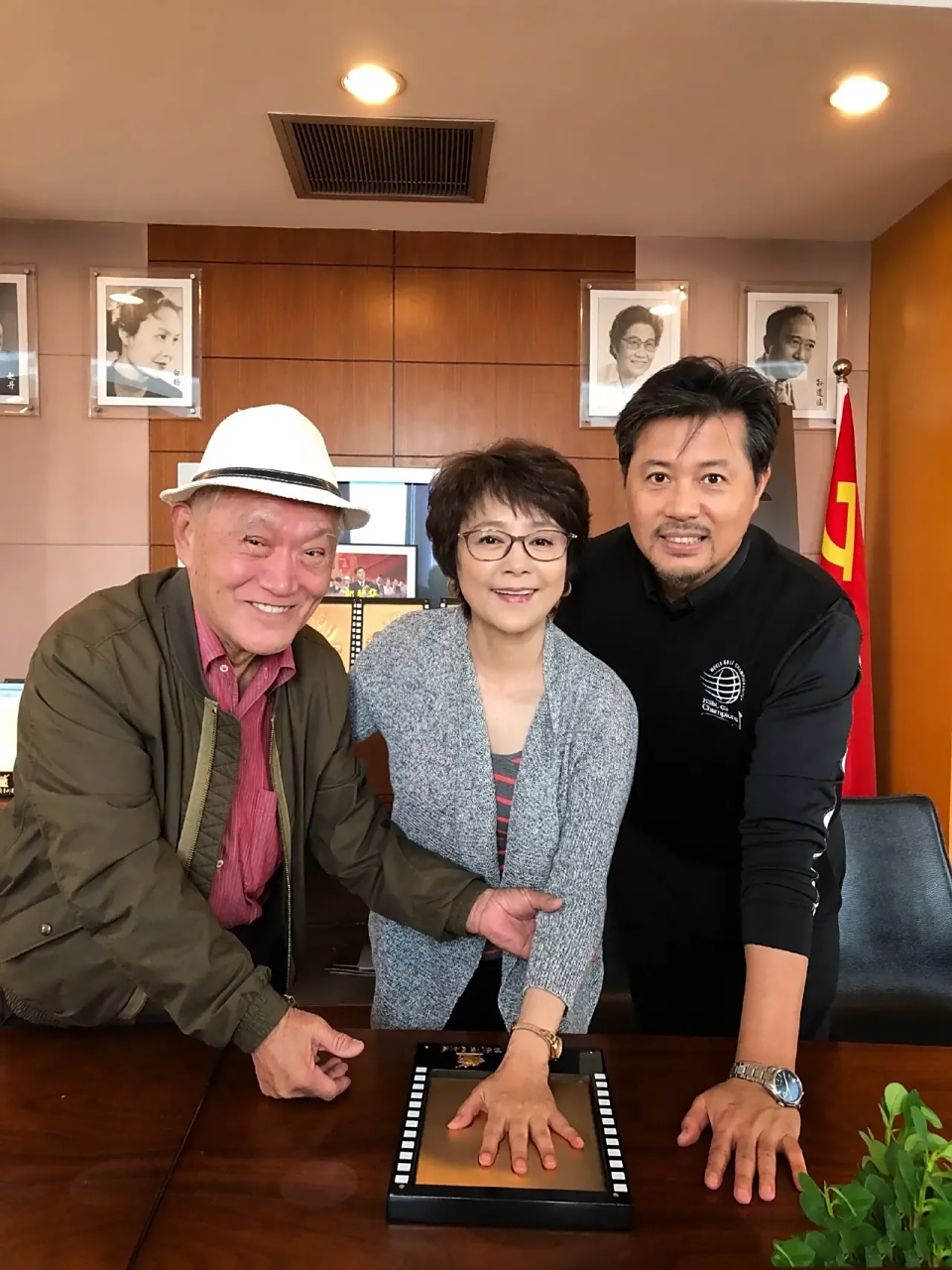 64岁的张喻太会保养啦!