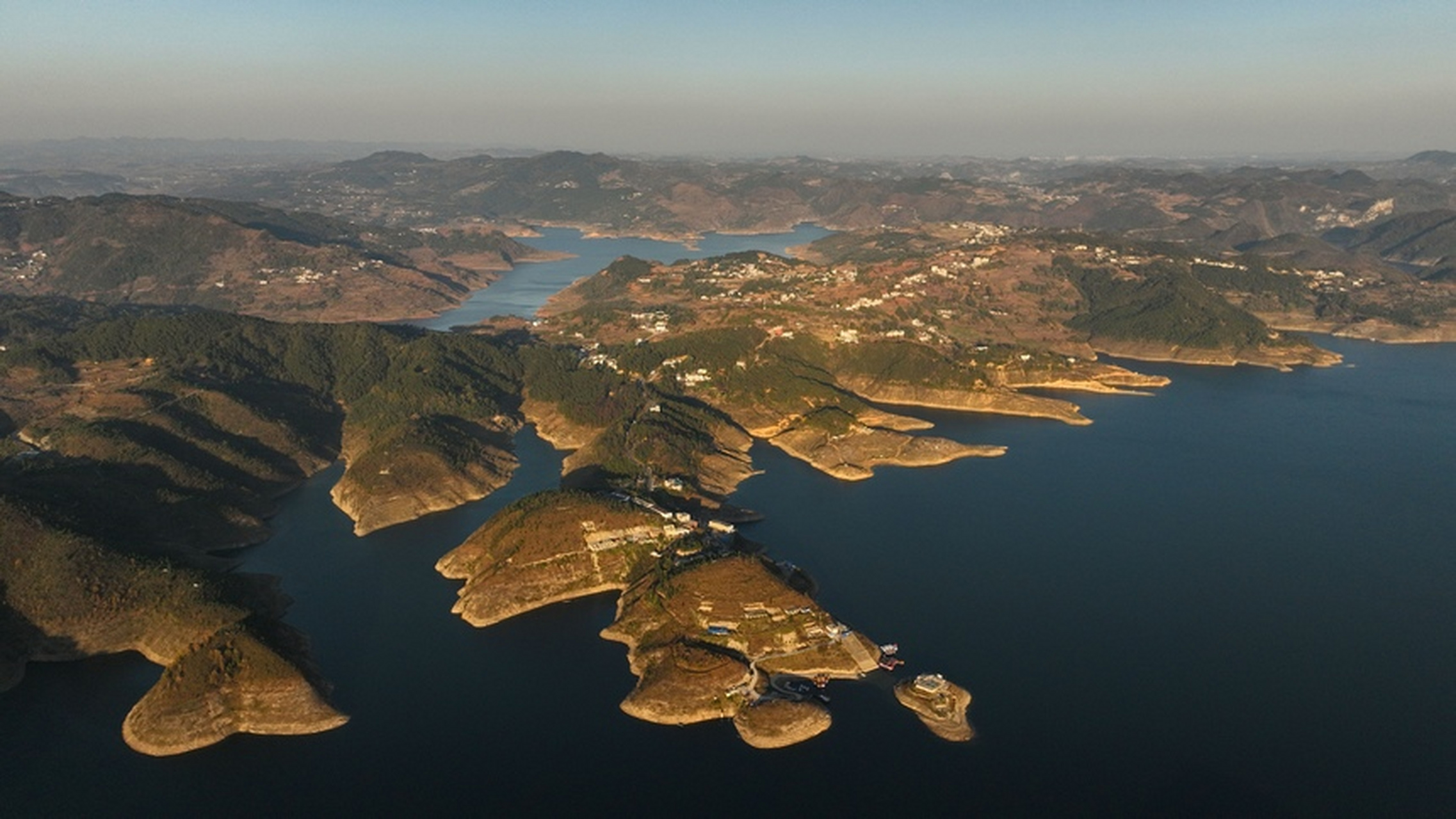 【贵州大方:湖光山色风景如画】冬日时节,贵州省毕节市支嘎阿鲁湖天气