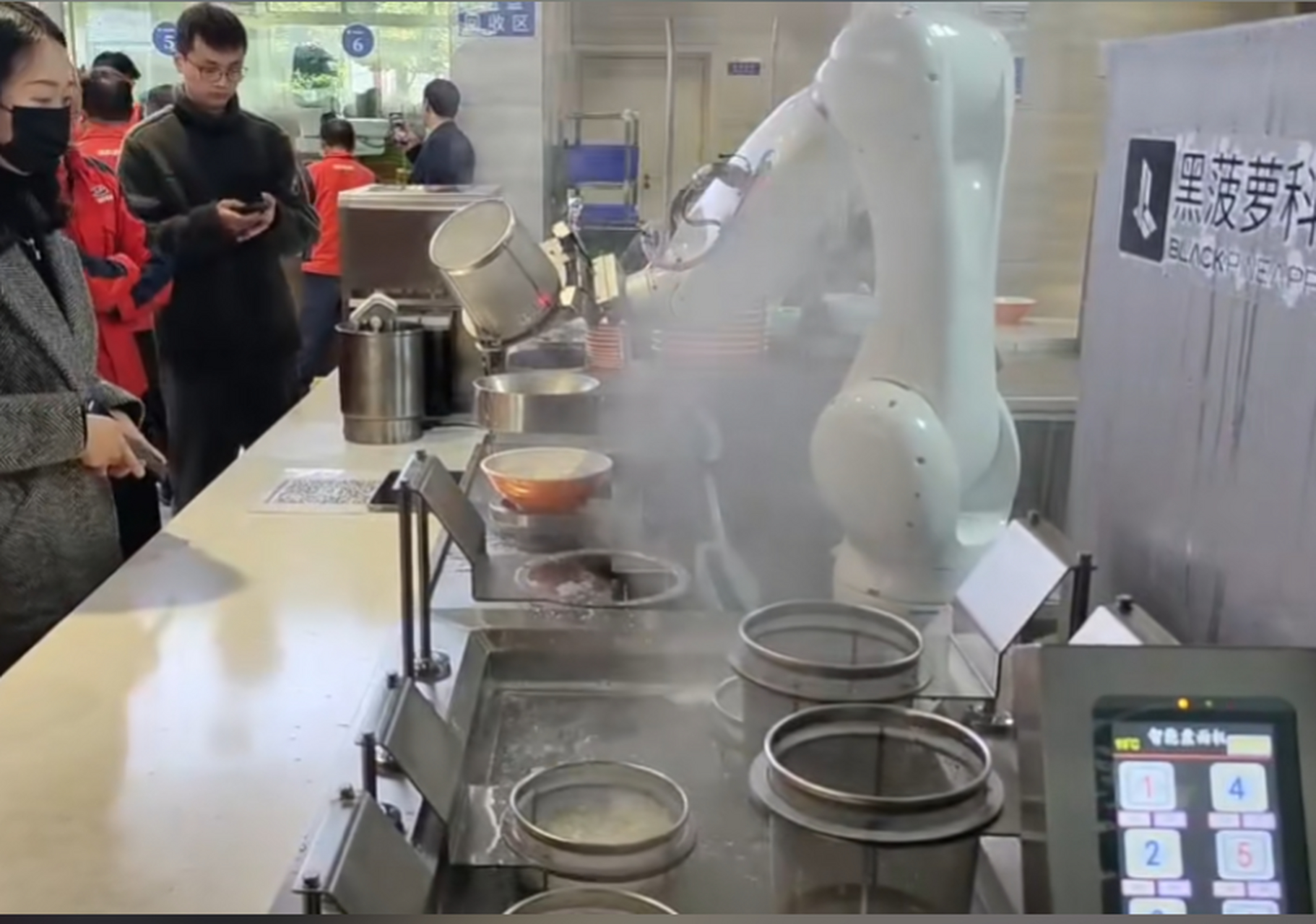 现在煮面都用机器人了,真是要卷死我们人类啊