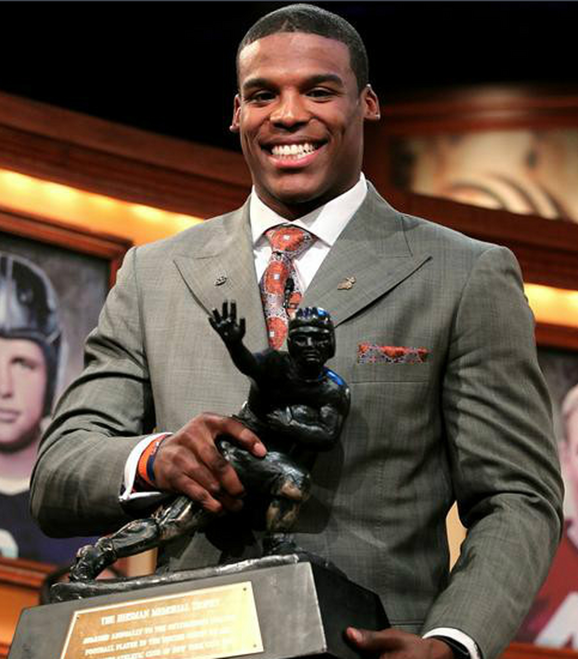 卡姆·牛顿(cam newton)是一位美国职业足球运动员,目前效力于新