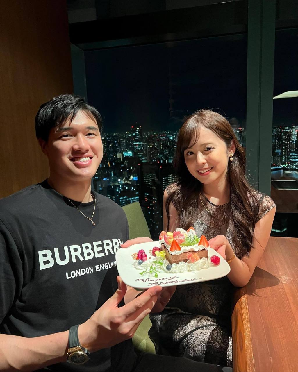 久慈晓子# 杜兰特队友渡边雄太回到了日本东京,陪夫人久慈晓子一起过