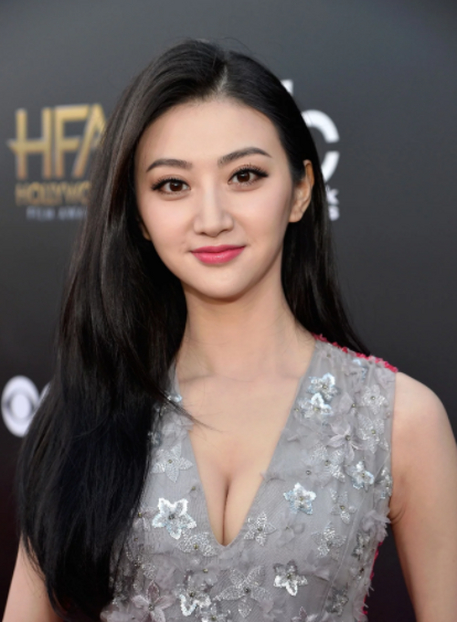 景甜身材真丰满,一袭低胸裙凹凸感十足,34岁太有魅力