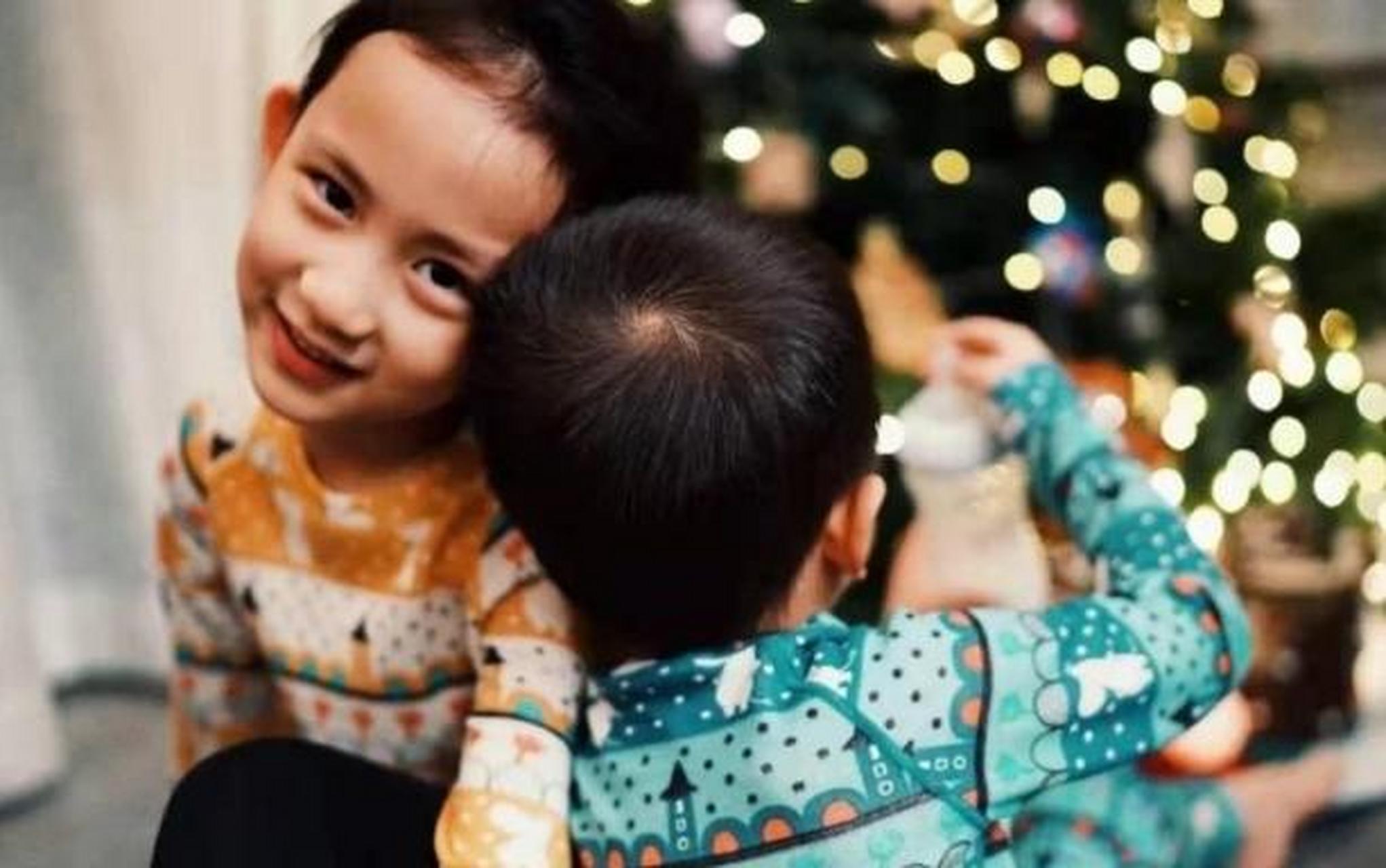 02 黄磊家这个弟弟从来没有正面出镜,网友一直借此诟病黄磊孙莉