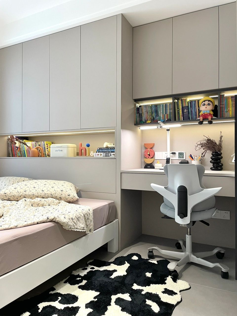 最常用的怕是这个书桌了 尺寸: 7815桌面 长:163cm,深度60cm,拐角