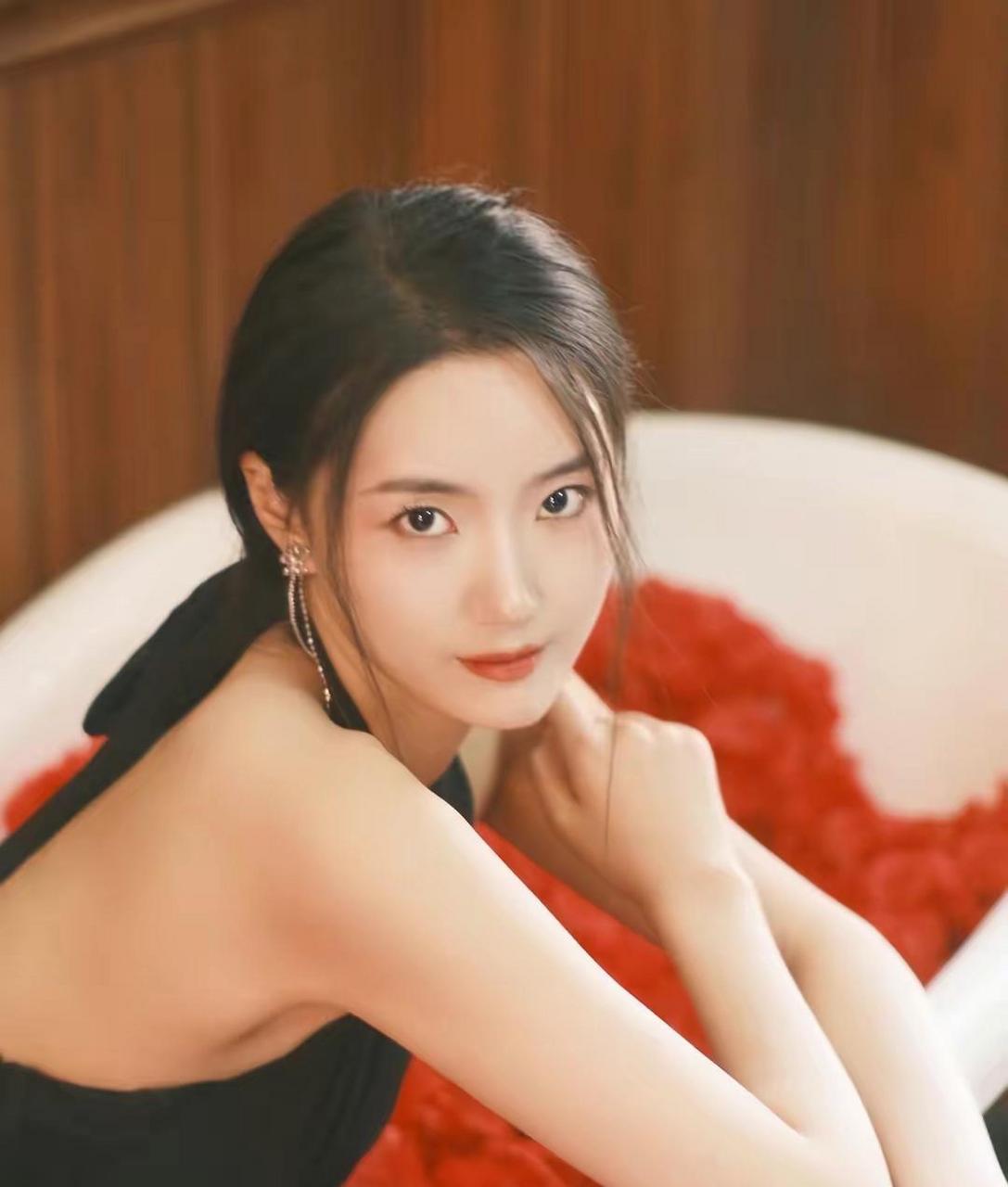 我们看到余芷慧的这组写真中,她是在一个房间拍摄的,房间里面有个