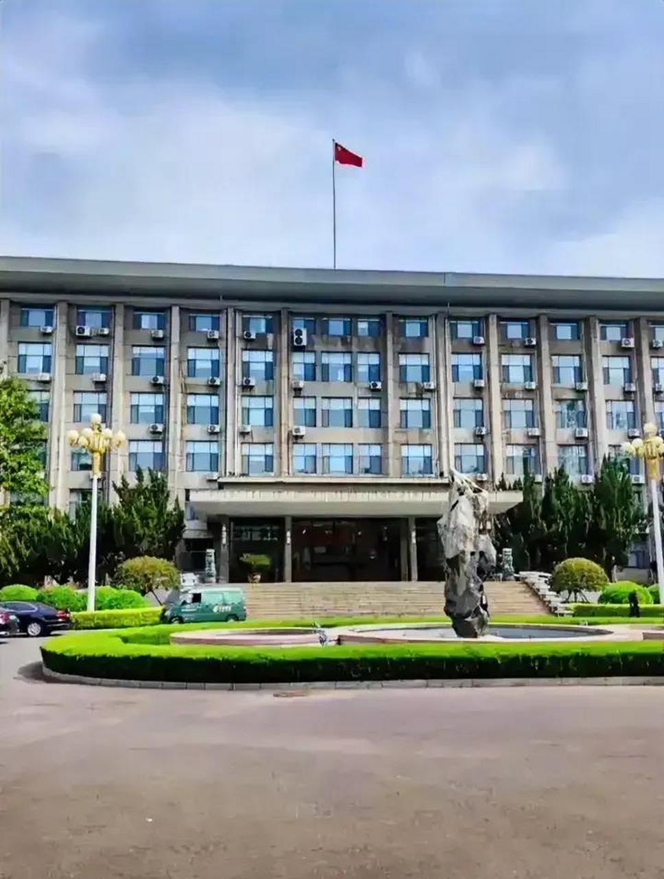 今天看到网友发的淄博市政府大楼的照片,挺感慨的,如果上面不挂市政府