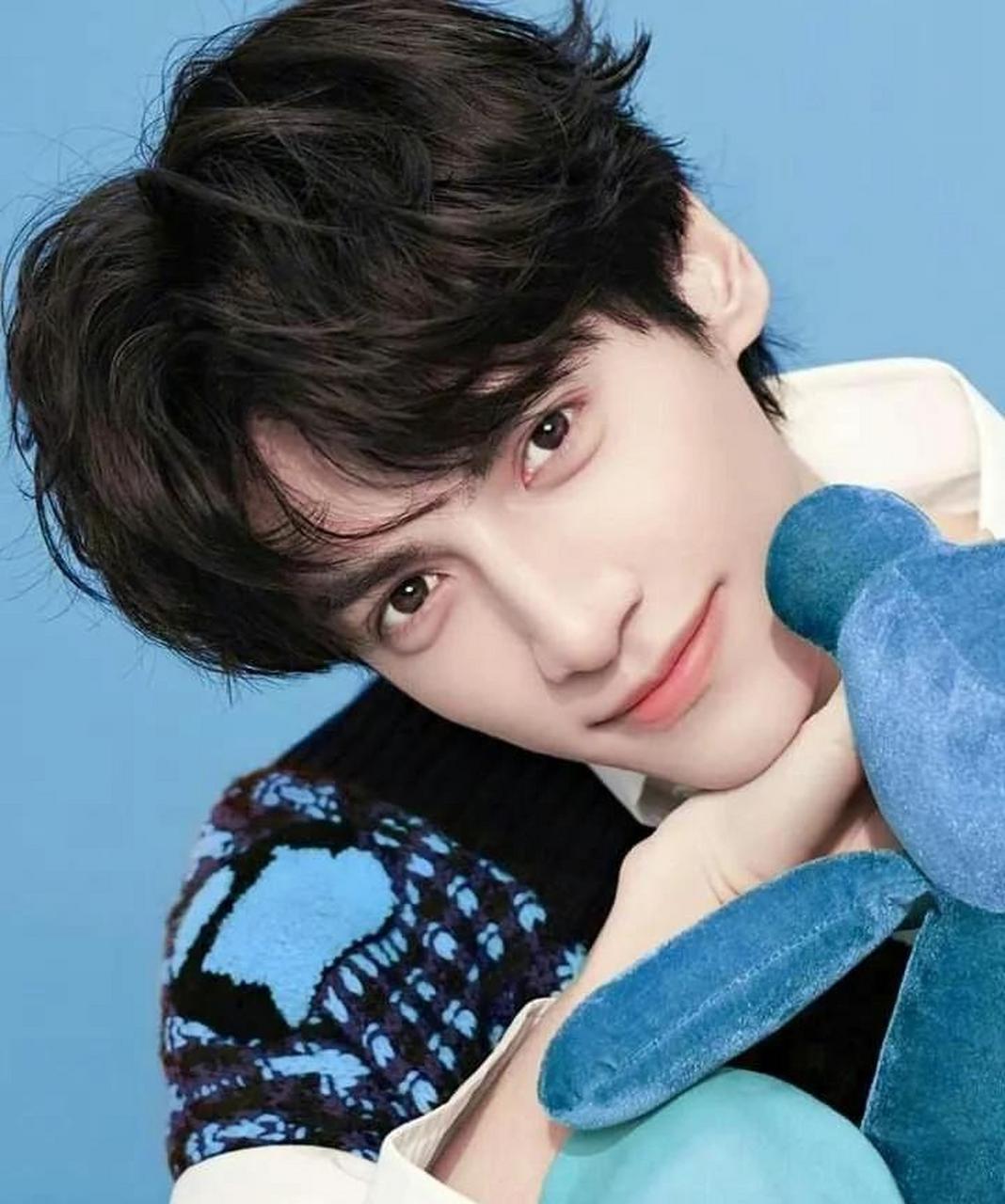 网友:请指出下面哪张图不是真的罗云熙    爱笑的男孩运气不会太差,哪