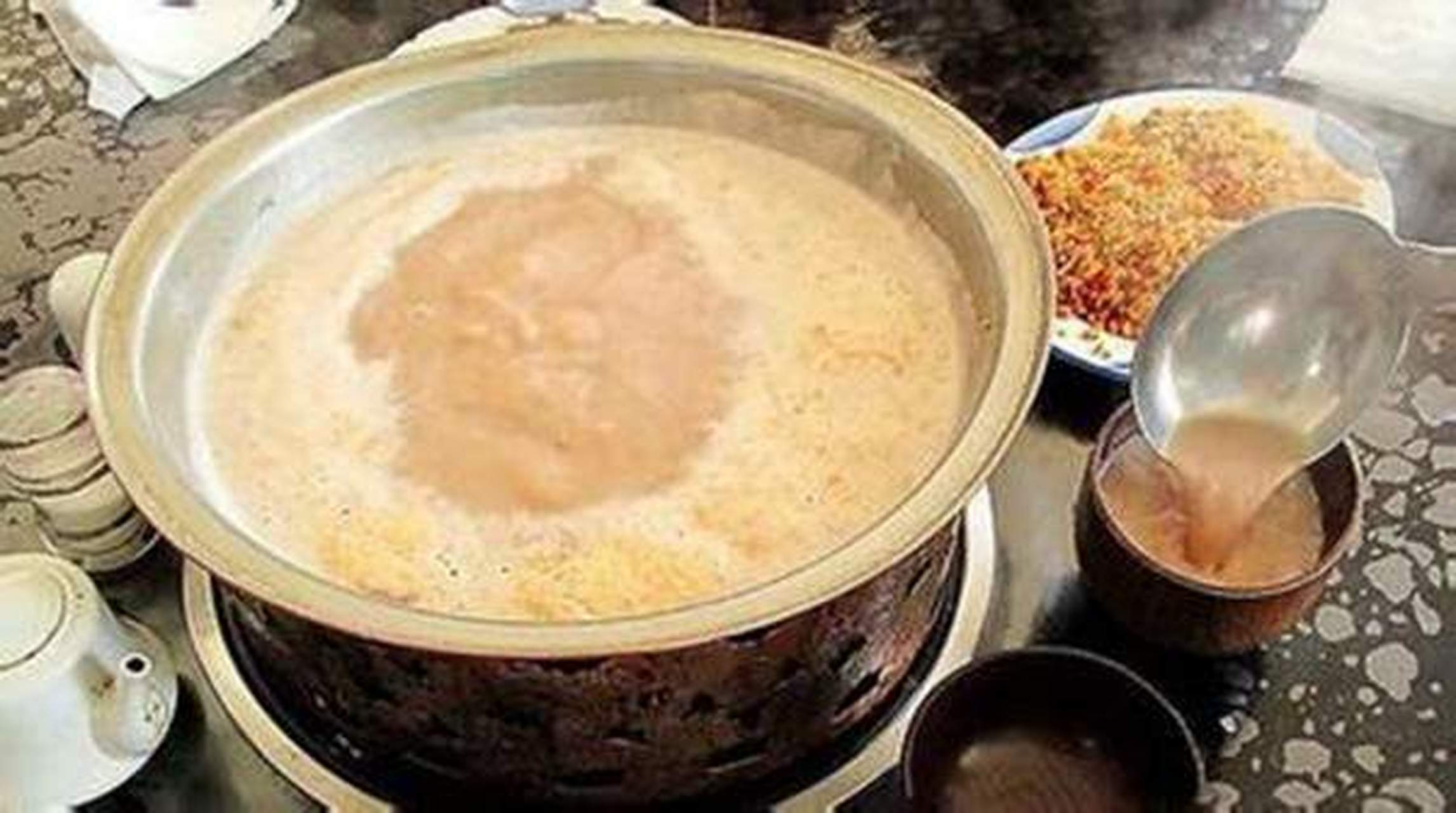 蒙古族特色咸奶茶,这个是内蒙边境地区的牧民喜欢喝的奶茶,他们采用的