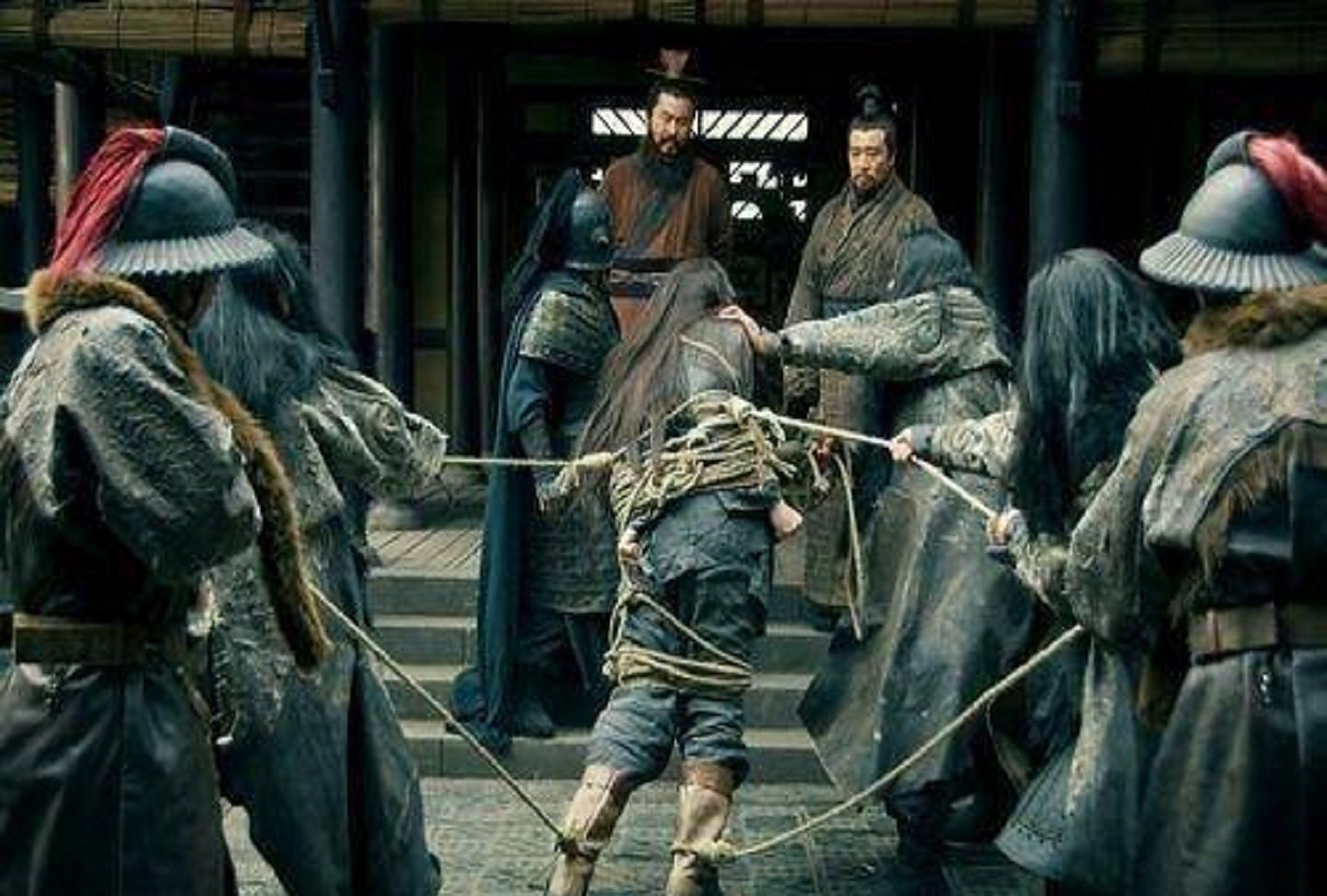 吕布当然也不想死,愿意投降,还说要拜曹操为义父.