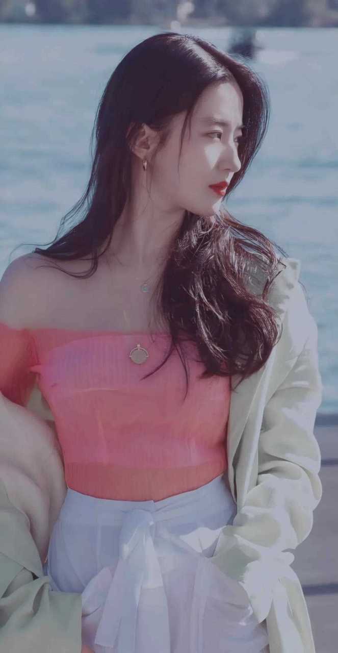 [色] 粉色抹胸外搭薄荷绿休闲西装,白色的修身中裙,气质清新脱俗.