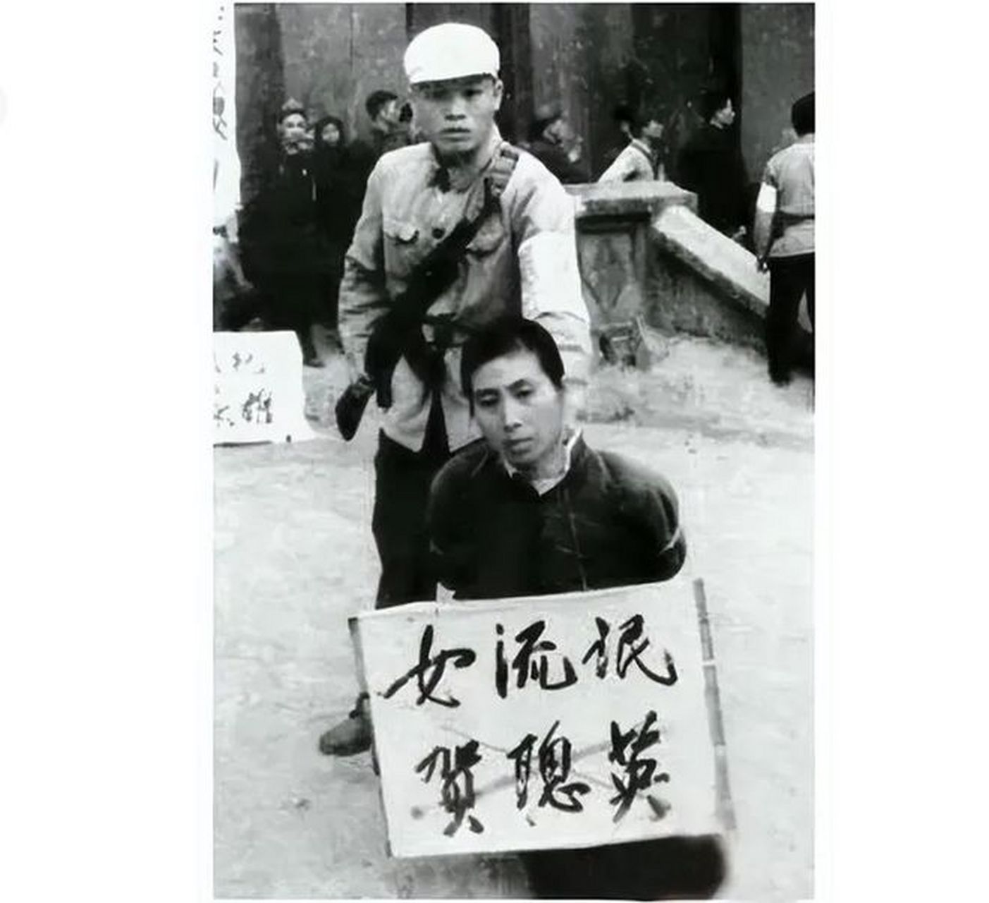 这张照片拍摄于1967年,镜头里出现的是一个女流氓,身上被捆绑上了法绳