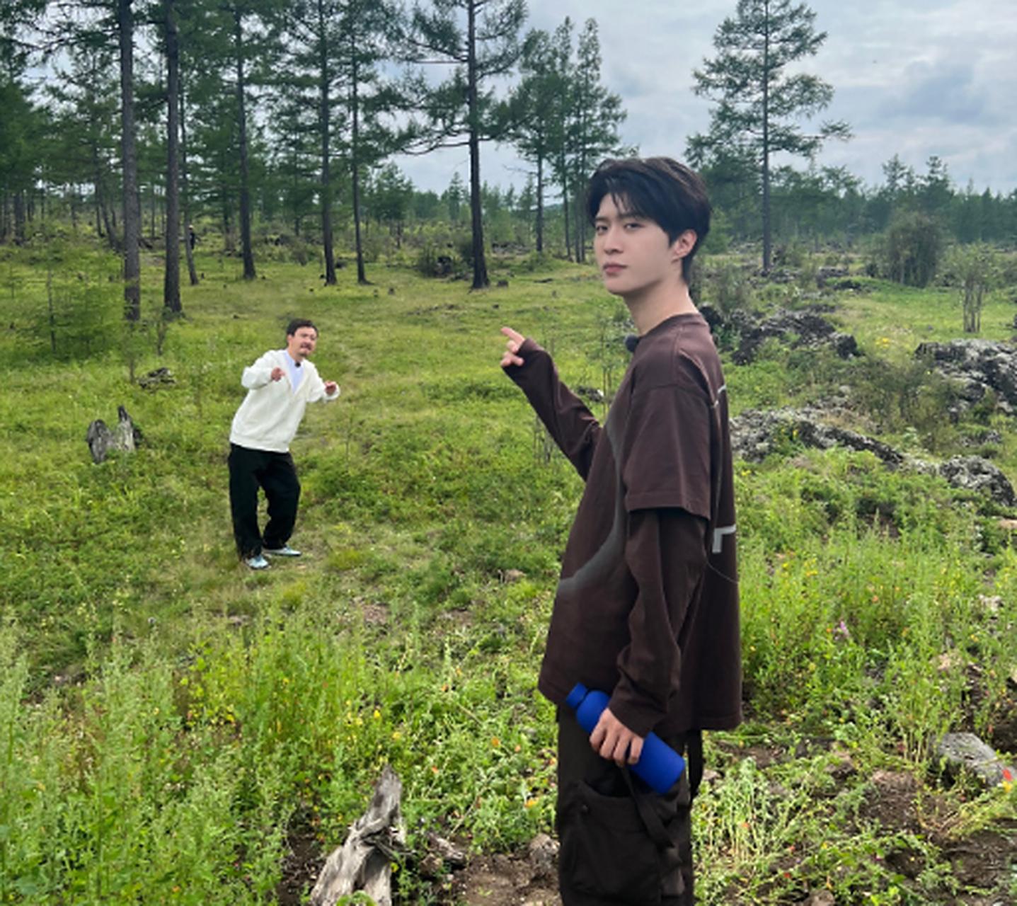 沈腾范丞丞合照#  范丞丞在社交平台发出与沈腾的合照,并给《#超能一