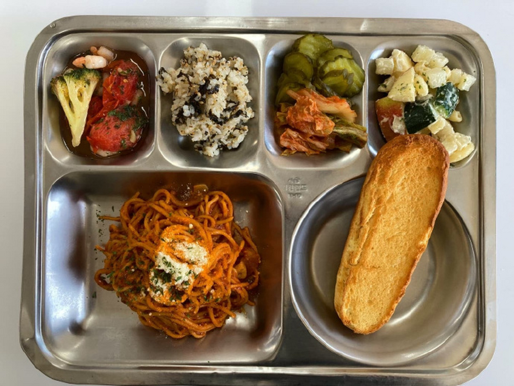 这是韩国军队的伙食,而且是经过精心摆盘并拍摄的.