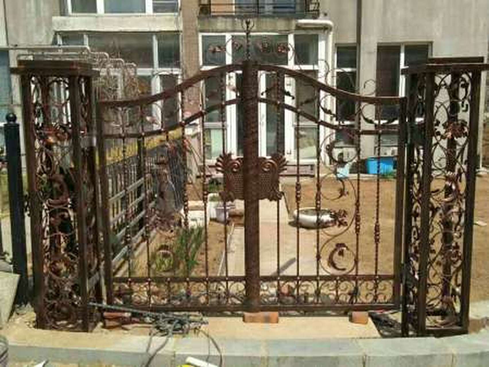 沈阳铁艺大门和不锈钢门两种常用的别墅大门 沈阳铁艺大门和不锈钢门