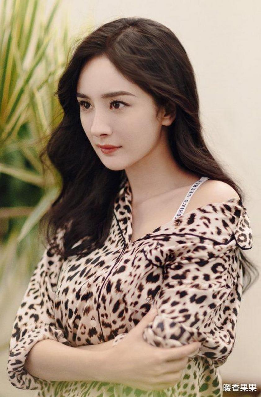 杨幂代言维多利亚的秘密穿豹纹睡衣好性感