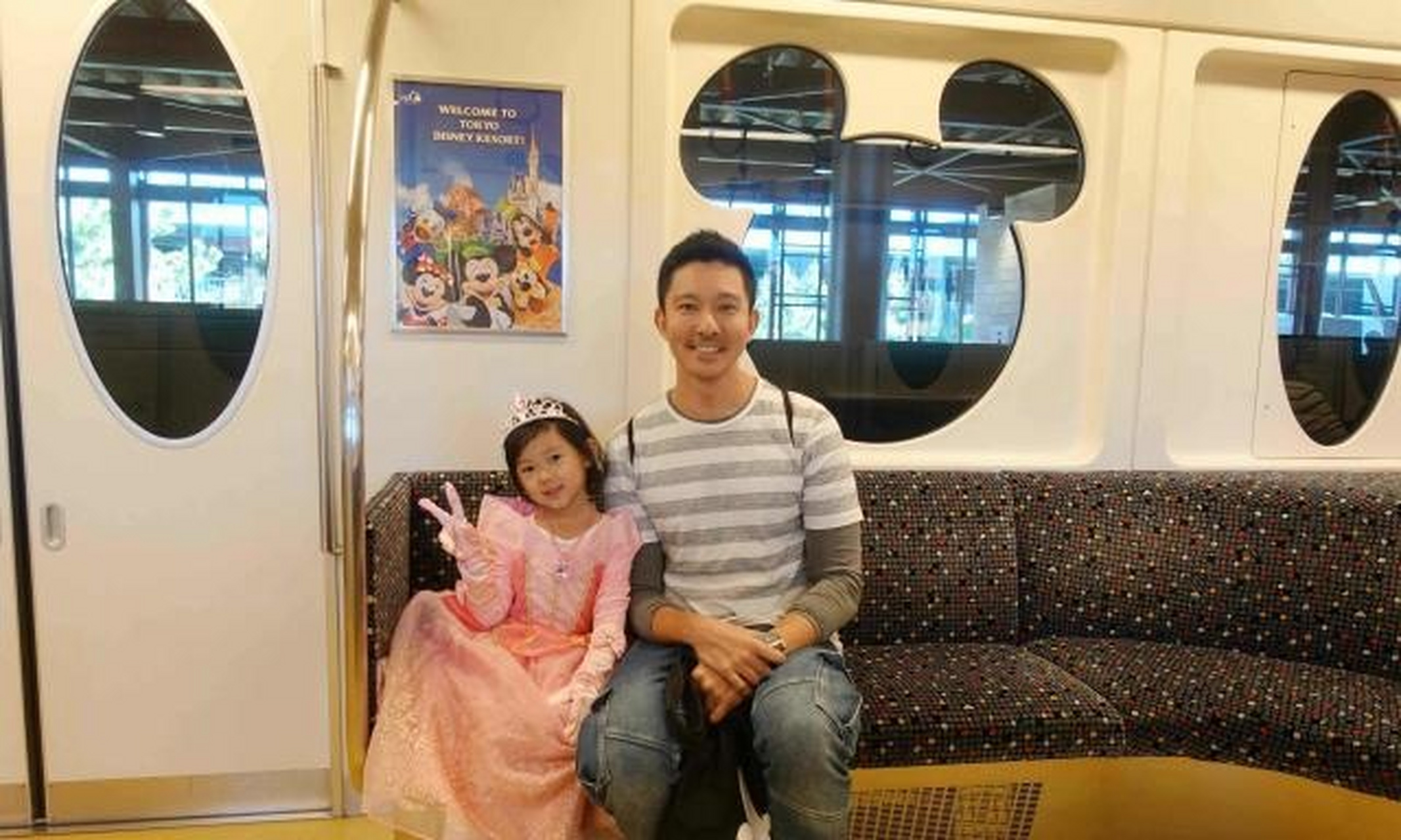 立威廉为老婆joyce庆生,日前带她跟4岁女儿harper到东京迪斯尼玩.