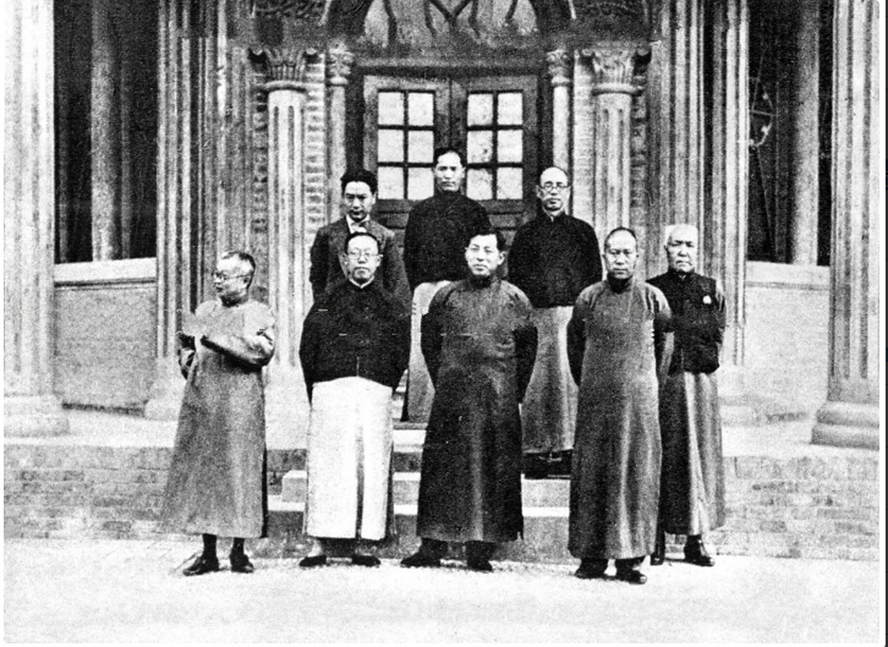 少帅老照片:与邵力子,杨虎城等人在西安绥靖公署新城大楼前合影.