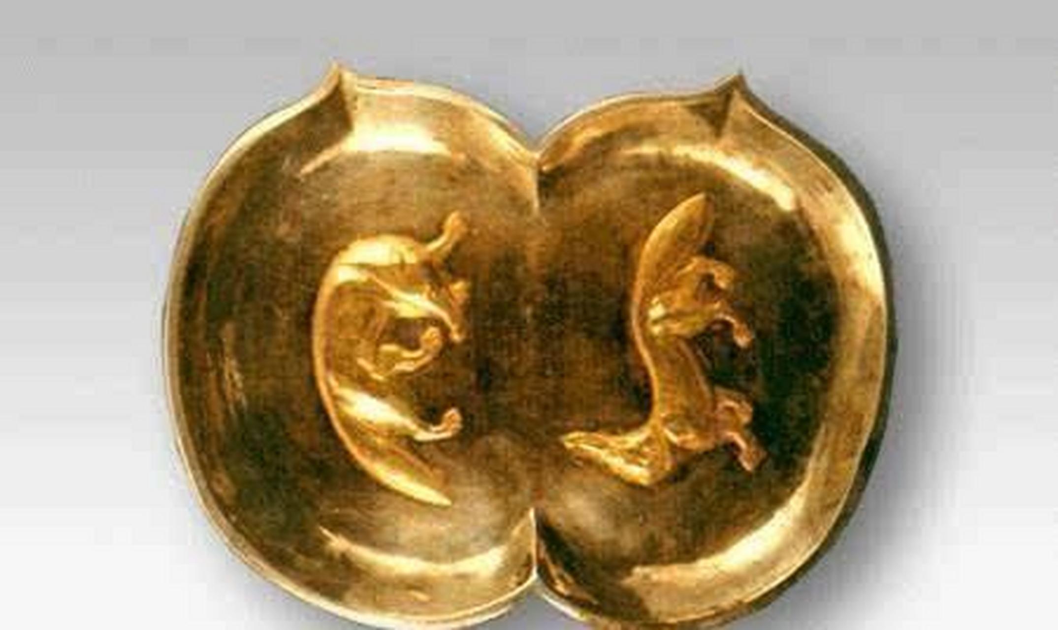 何家村遗宝位于西安市碑林区的何家村,在清理时,一件盘子成功吸引大家