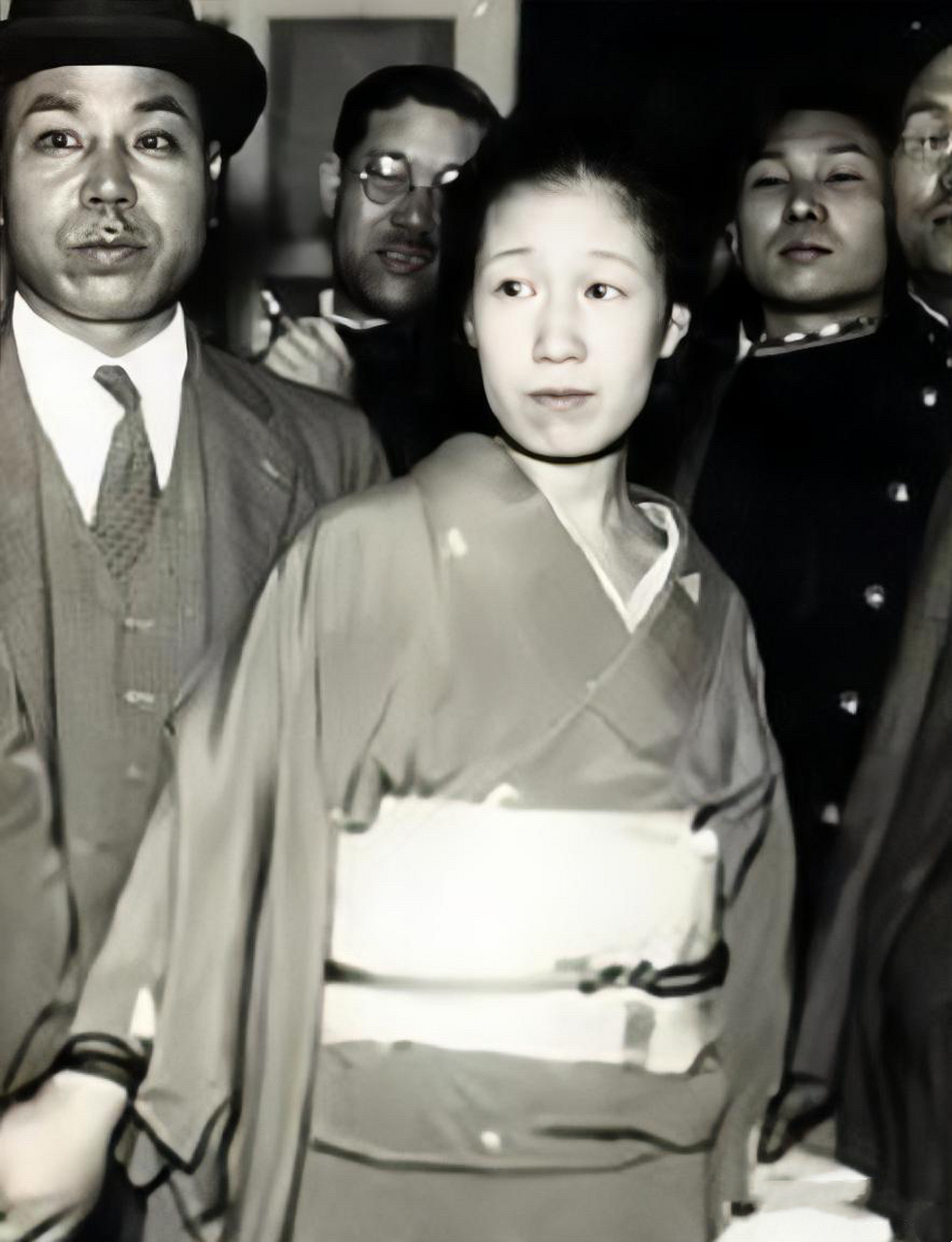 1936年,日本,阿部定被警方逮捕现场,在镜头的环绕下,她非但没有一丝
