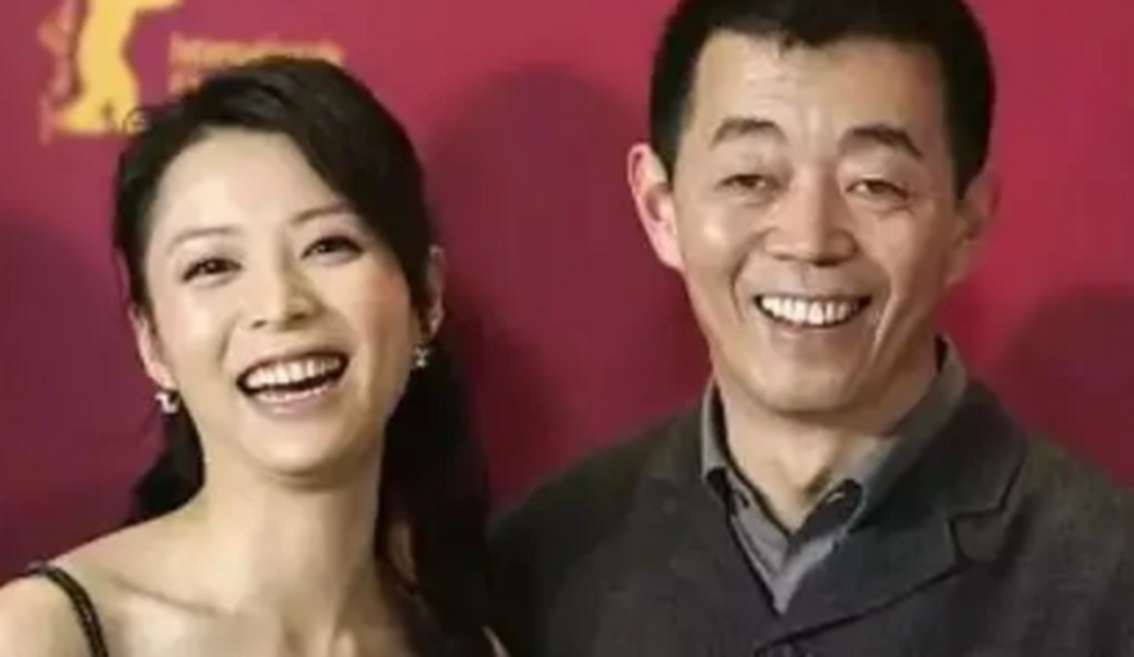 2009年顾长卫开着一辆商务车,与艳丽女郎在偏僻小巷里车震1小多时,被