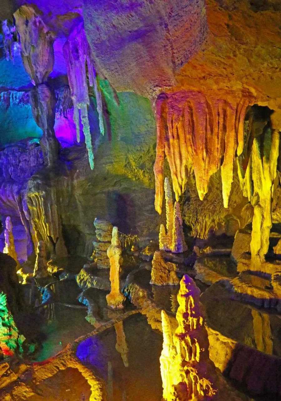 萤火虫水洞位于沂水县城南部19公里的时密山下,可与新西兰的奥克兰维