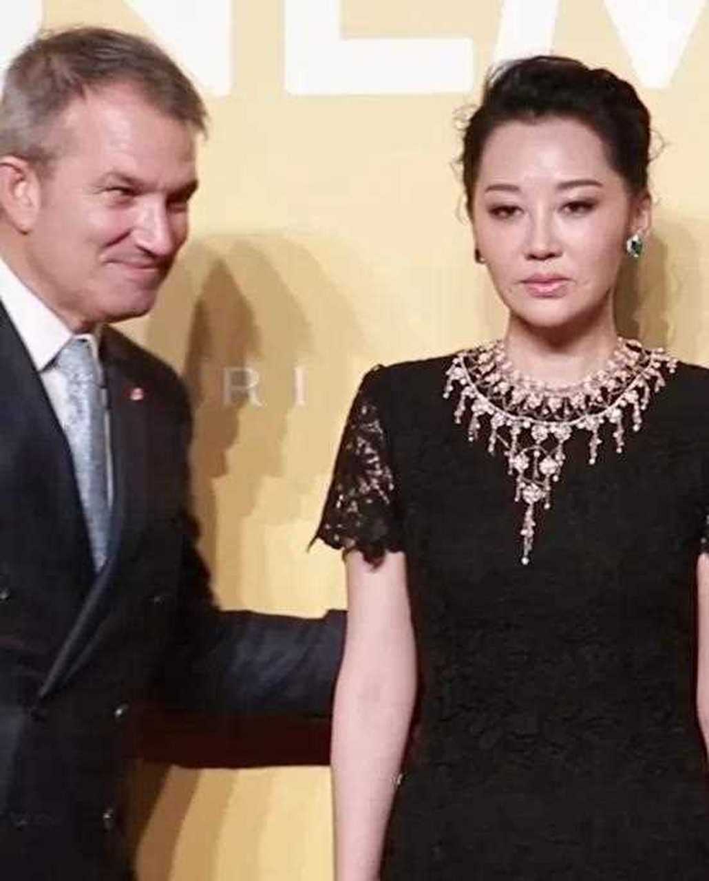 这个外国人是谁啊 手搭在许晴后背,许晴跟他站在一起表情都木了.