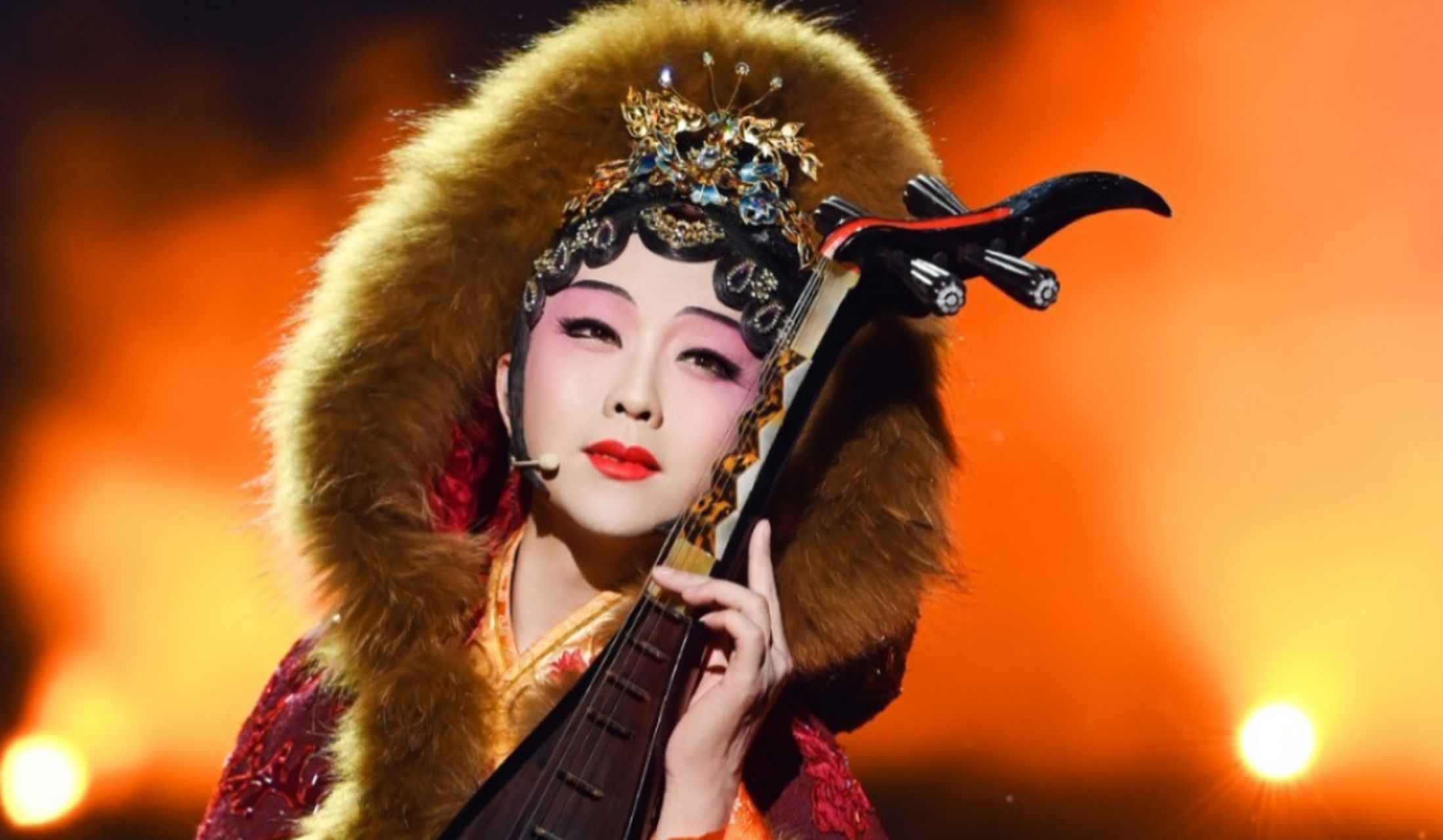 当年,李玉刚凭借着《新贵妃醉酒》大红,但他也因为反串遭到不少非议