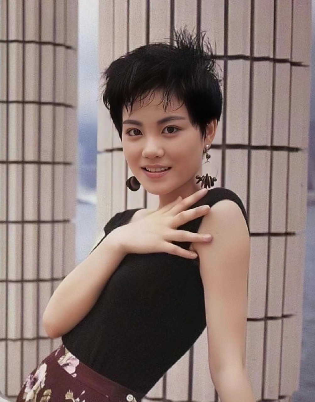 王菲的短发,看起来很干练很清爽,也能看得出王菲本人的性格就是很洒脱