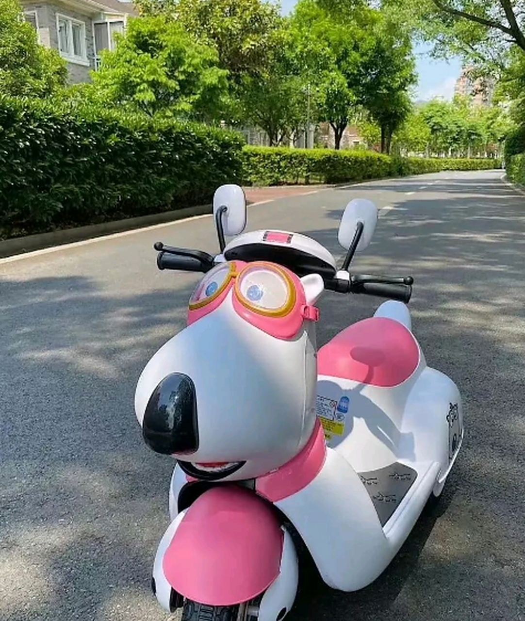 路边看到一辆小电动车,简直太可爱了,明天我也要买一辆