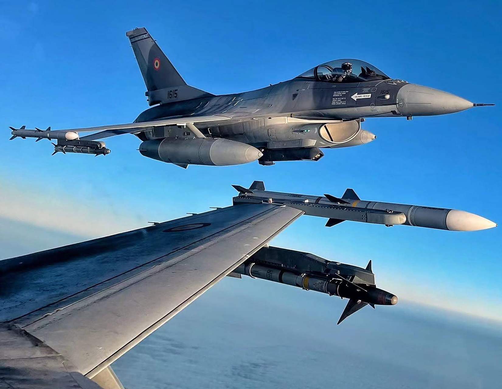 兵器影像#罗马尼亚空军 "喀尔巴阡毒蛇"中队的f-16战斗机第一次响应