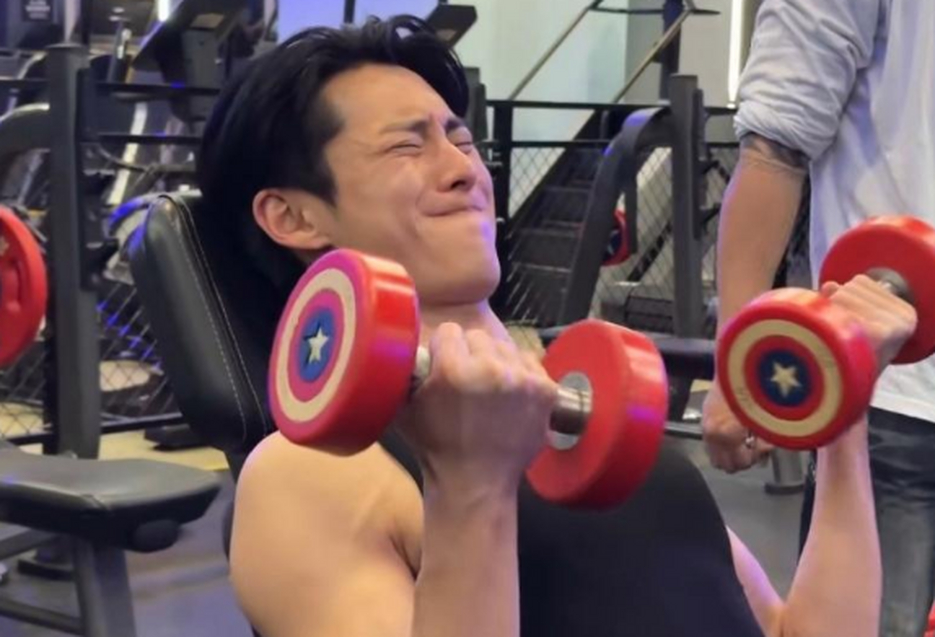 王鹤棣素颜现身健身房秀肌肉,举哑铃练手臂表情吃力.